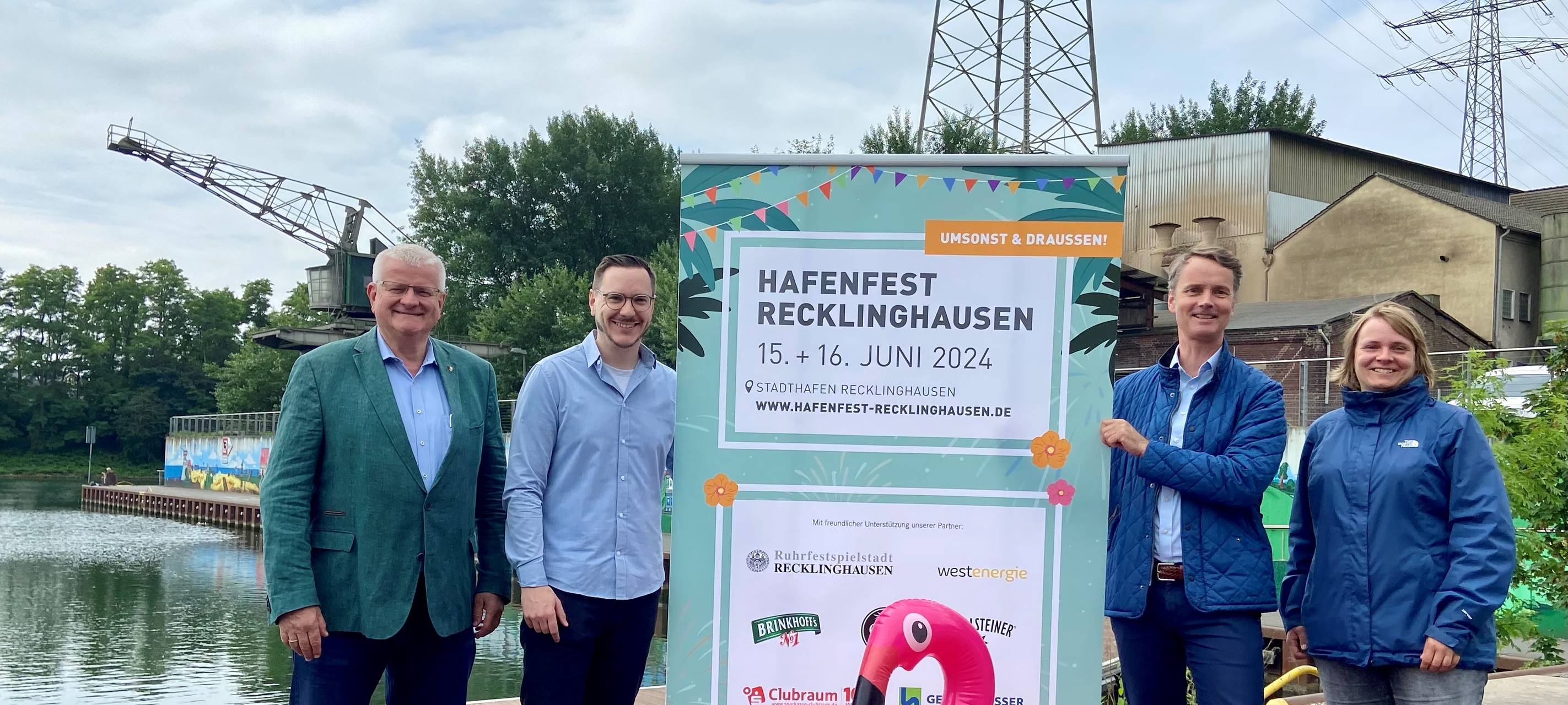 Der Erste Beigeordnete Ekkehard Grunwald (v.l.) stellte gemeinsam mit Markus Zimmer (Mosaik Management), Georg Gabriel (Abteilungsleiter Stadtmarketing) und Jessica Dehms (Stadtmarketing) das Programm des diesjährigen Hafenfestes vor.