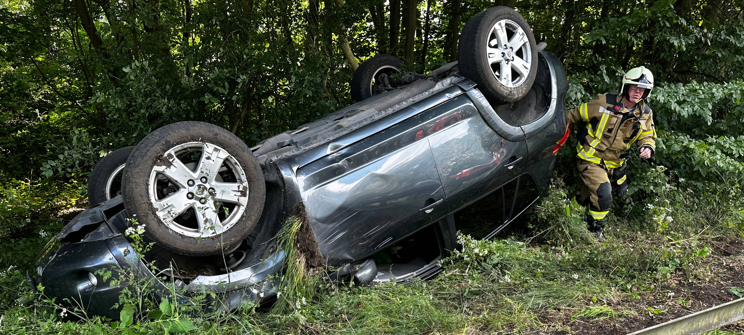 Das Auto landete nach dem Unfall in Haltern hinter der Leitplanke auf dem Dach.