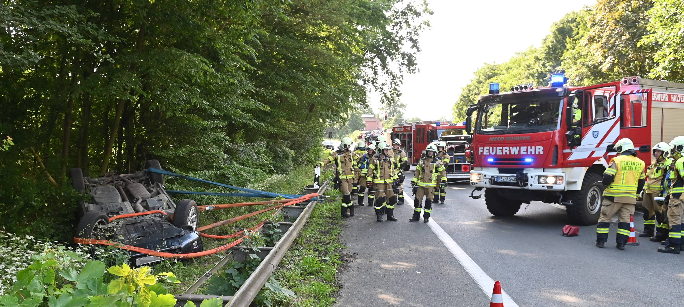 Die Feuerwehr zog den Unfallwagen mit Seilen hinter der Leitplanke hervor.