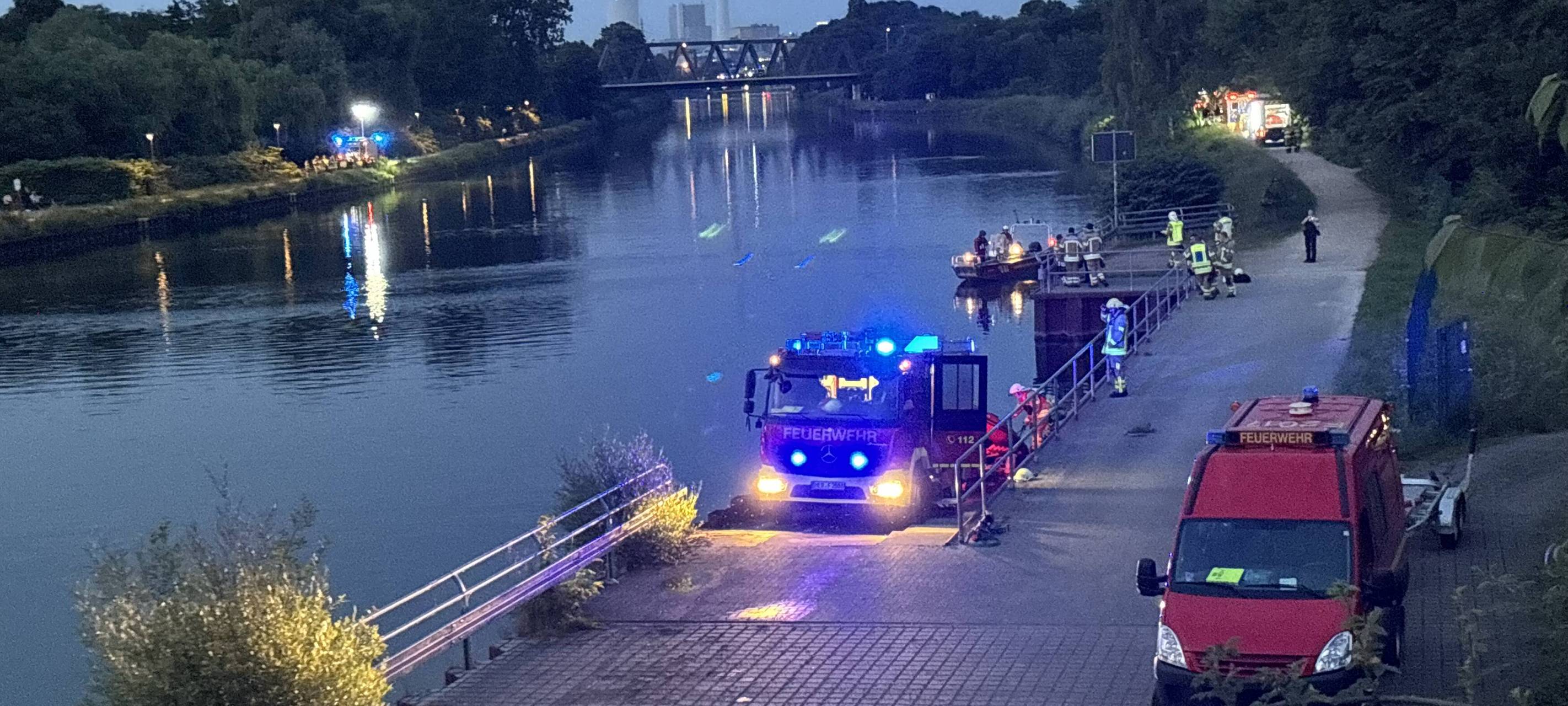 Die Feuerwehr suchte mit vielen Einsatzkräften den Rhein-Herne-Kanal ab.