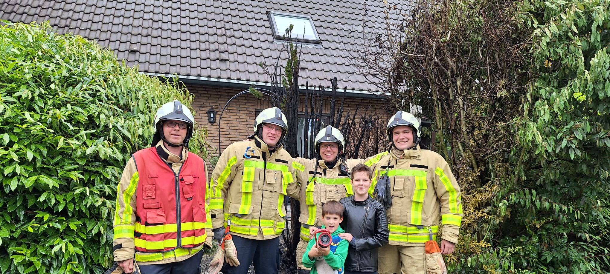 Der 8-jährige Titus im Superhelden-Kostüm durfte nach seiner Heldentat auch selber zum Feuerwehrschlauch greifen.