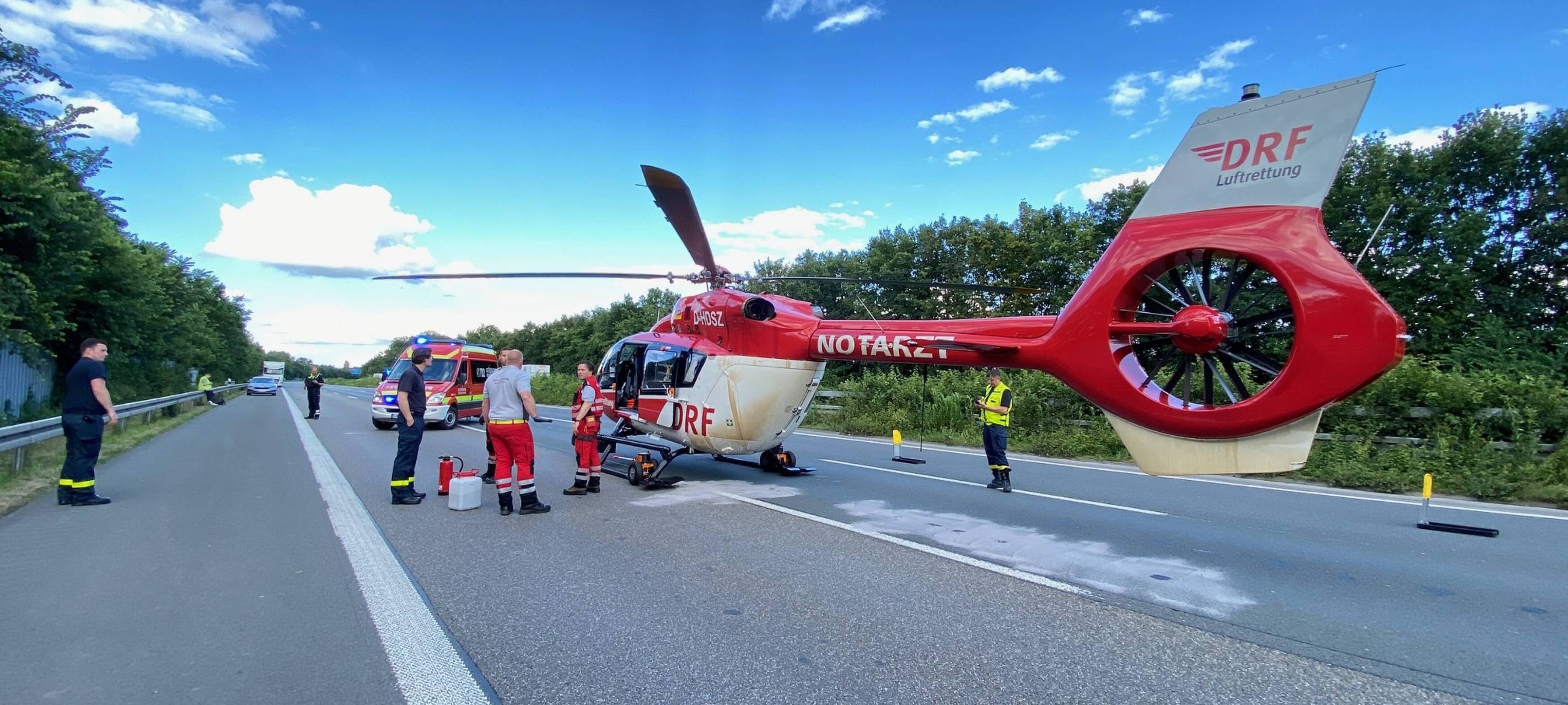 Der kaputte Rettungshubschrauber blockierte stundenlang die A2 bei Castrop-Rauxel/Henrichenburg.