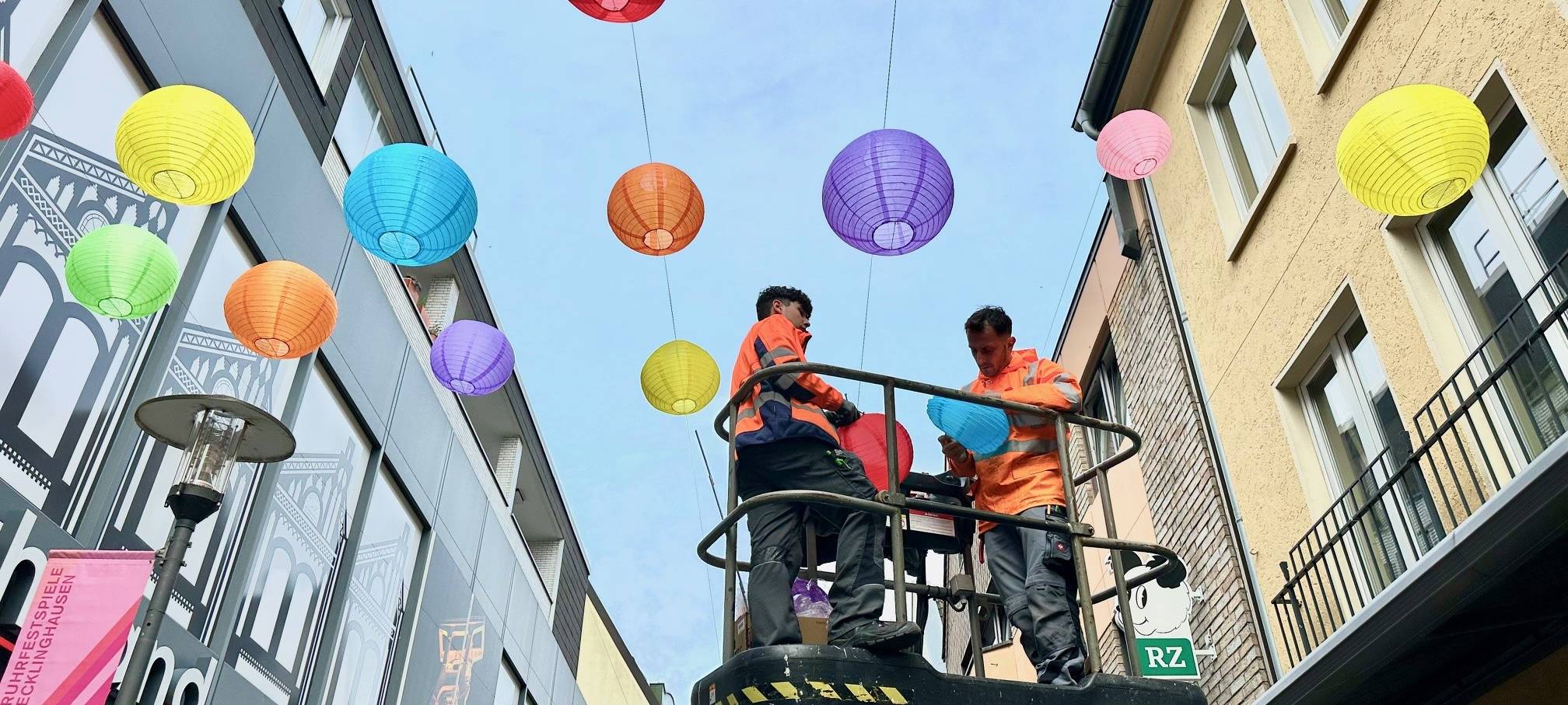 Elektriker vom KSR installieren an der Große Geldstraße die ersten bunten Lampions.