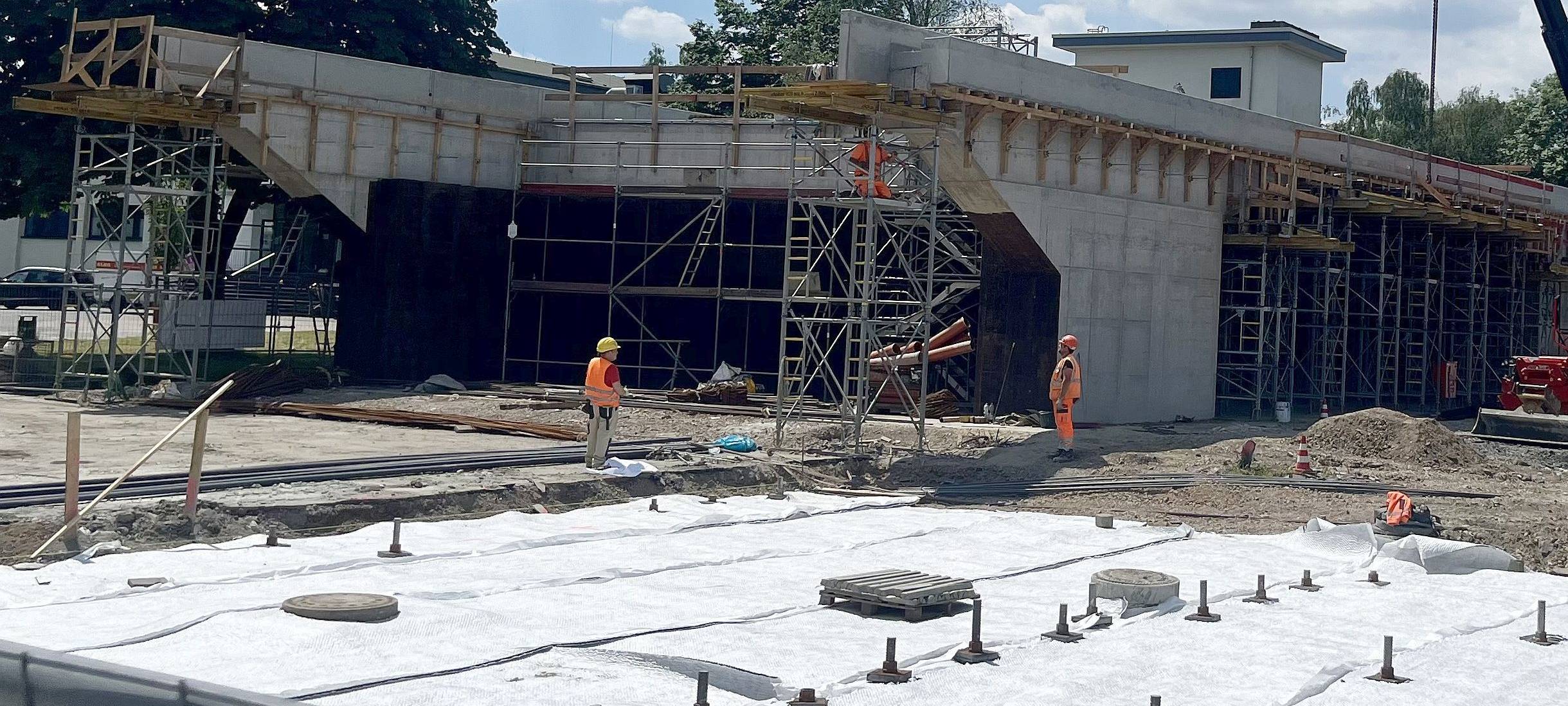 Neue Bahnbrücke in Recklinghausen wird eingeschoben