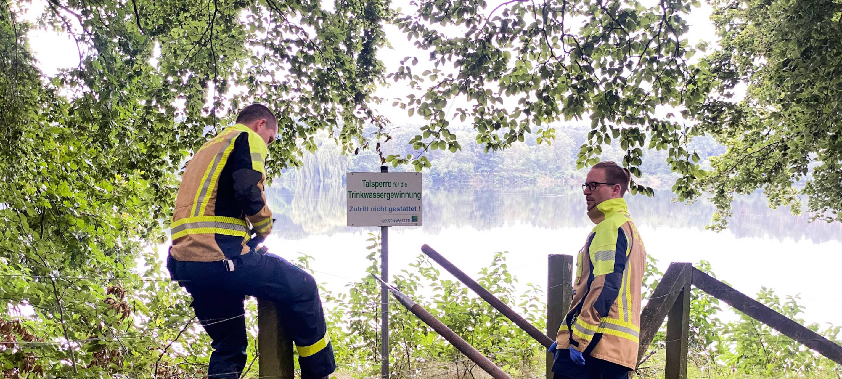 Nach dem Fund einer Wasserleiche im Hullerner Stausee rückte auch die Feuerwehr Haltern an.