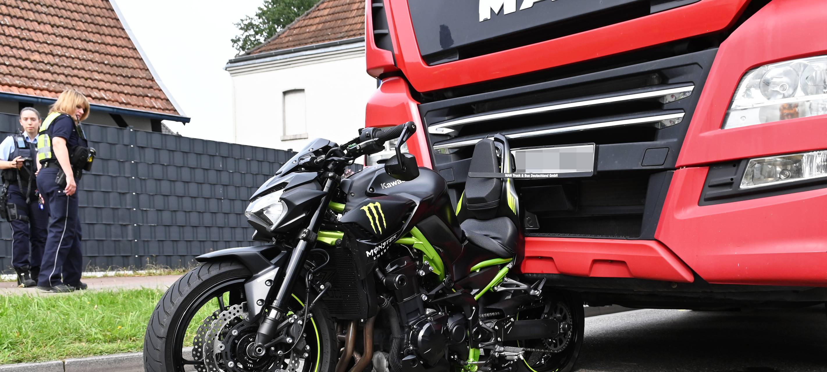 Der hintere Teil des Motorrads geriet bei dem Unfall auf der B58 in Dorsten komplett unter den LKW.