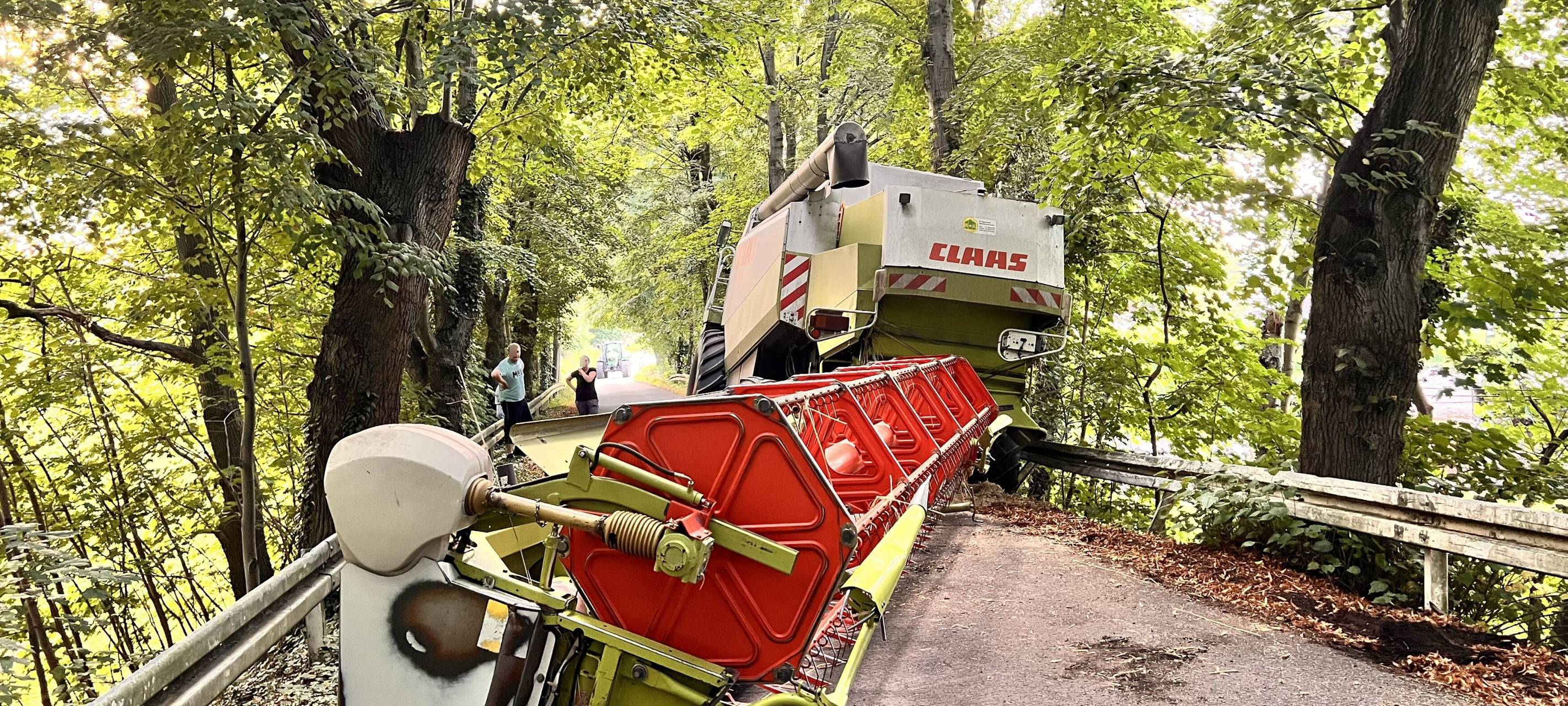 Mähdrescher in Datteln muss ausweichen und kippt um