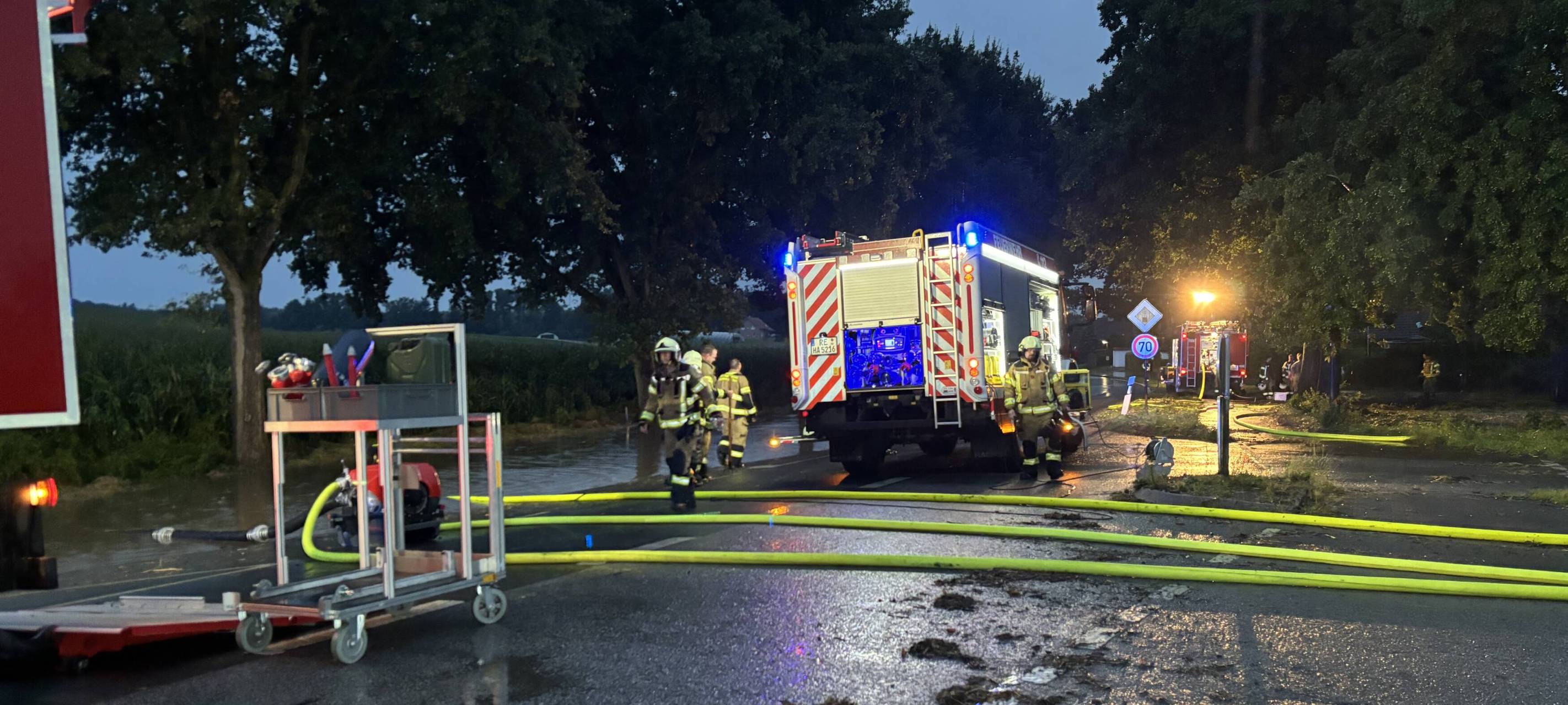 Auf der Rekener Straße in Haltern stand das Wasser nach dem Starkregen sehr hoch. Die Feuerwehr musste es abpumpen.