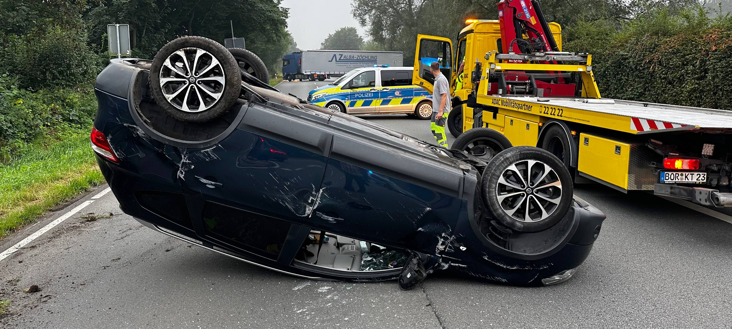 Ein Auto landete nach dem Unfall auf der B225 in Dorsten auf dem Dach.