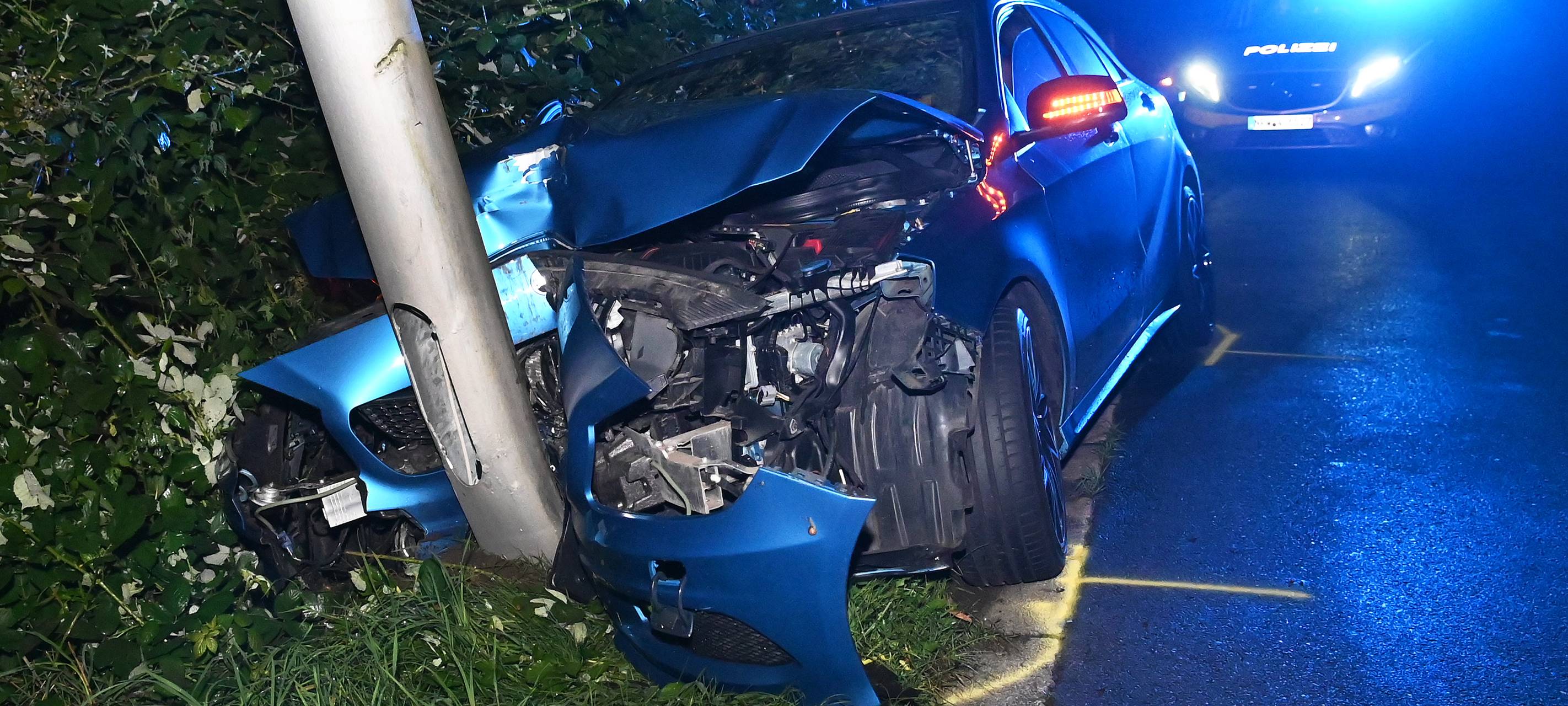 Dorsten: Mercedes kracht gegen Laterne