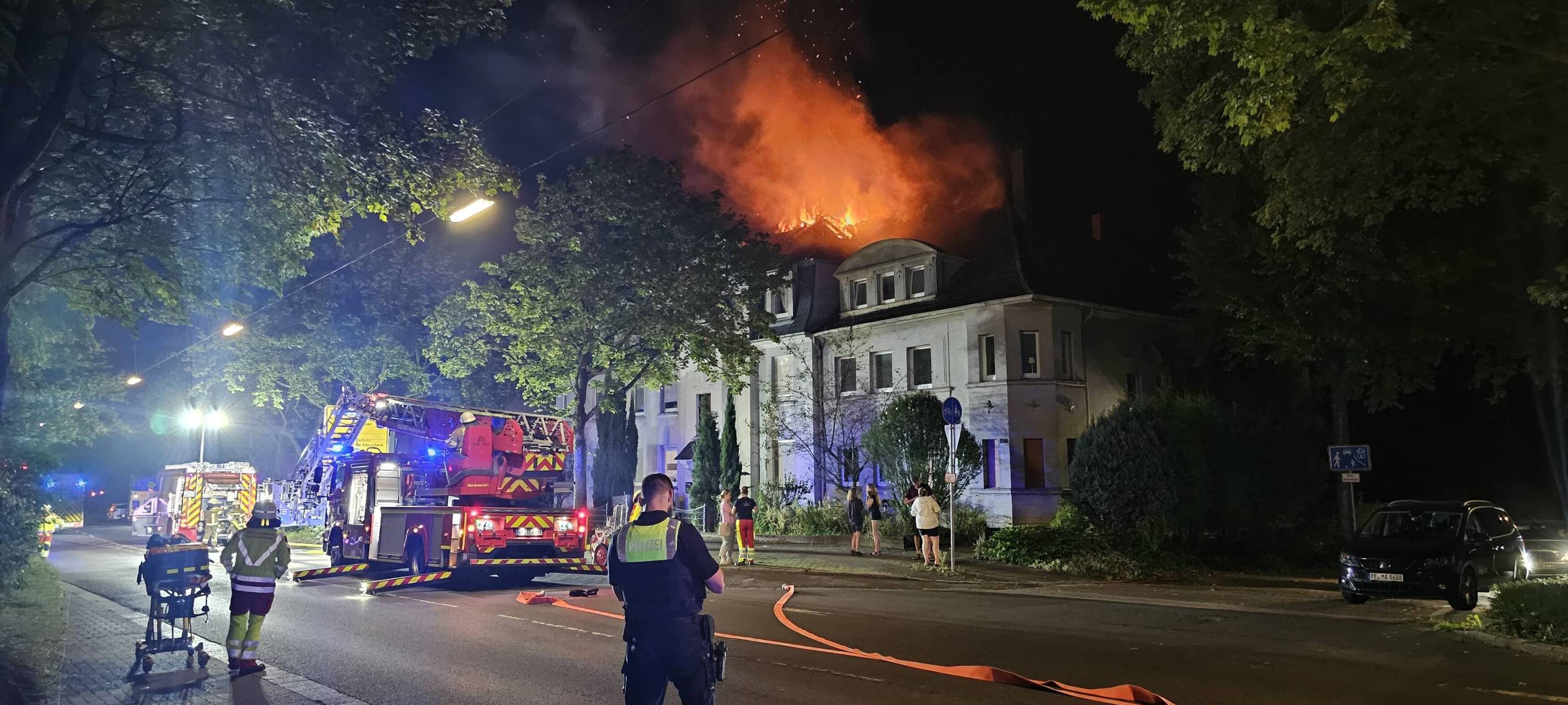 Hohe Flammen schlugen aus dem Dachgeschoss in dem Haus auf der Halterner Straße in Recklinghausen.