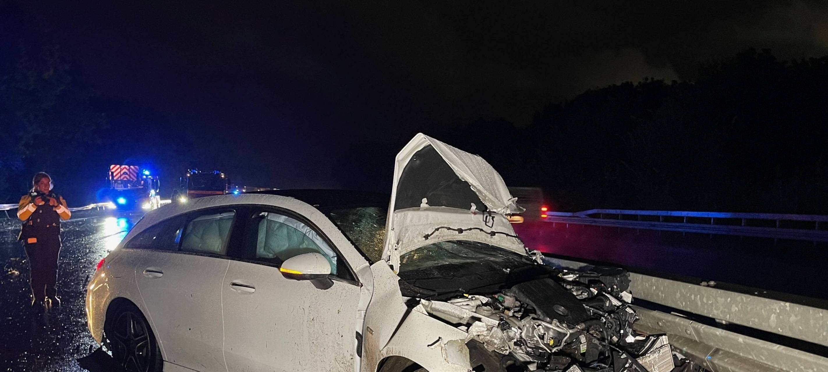 Das Auto wurde bei dem Unfall auf der A52 total eingedrückt.