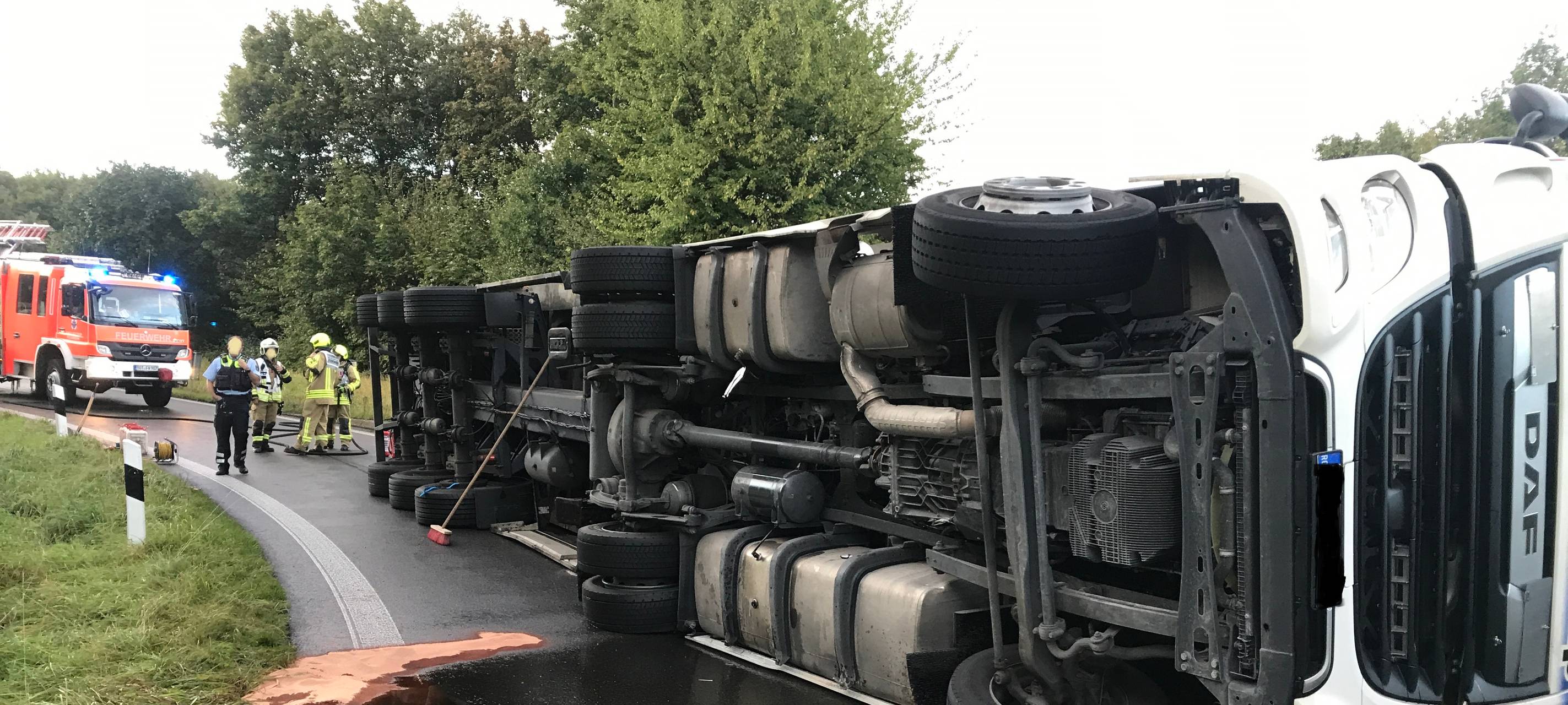 Der LKW kippte bei dem Unfall auf die Seite. Dadurch liefen Betriebsstoffe aus.