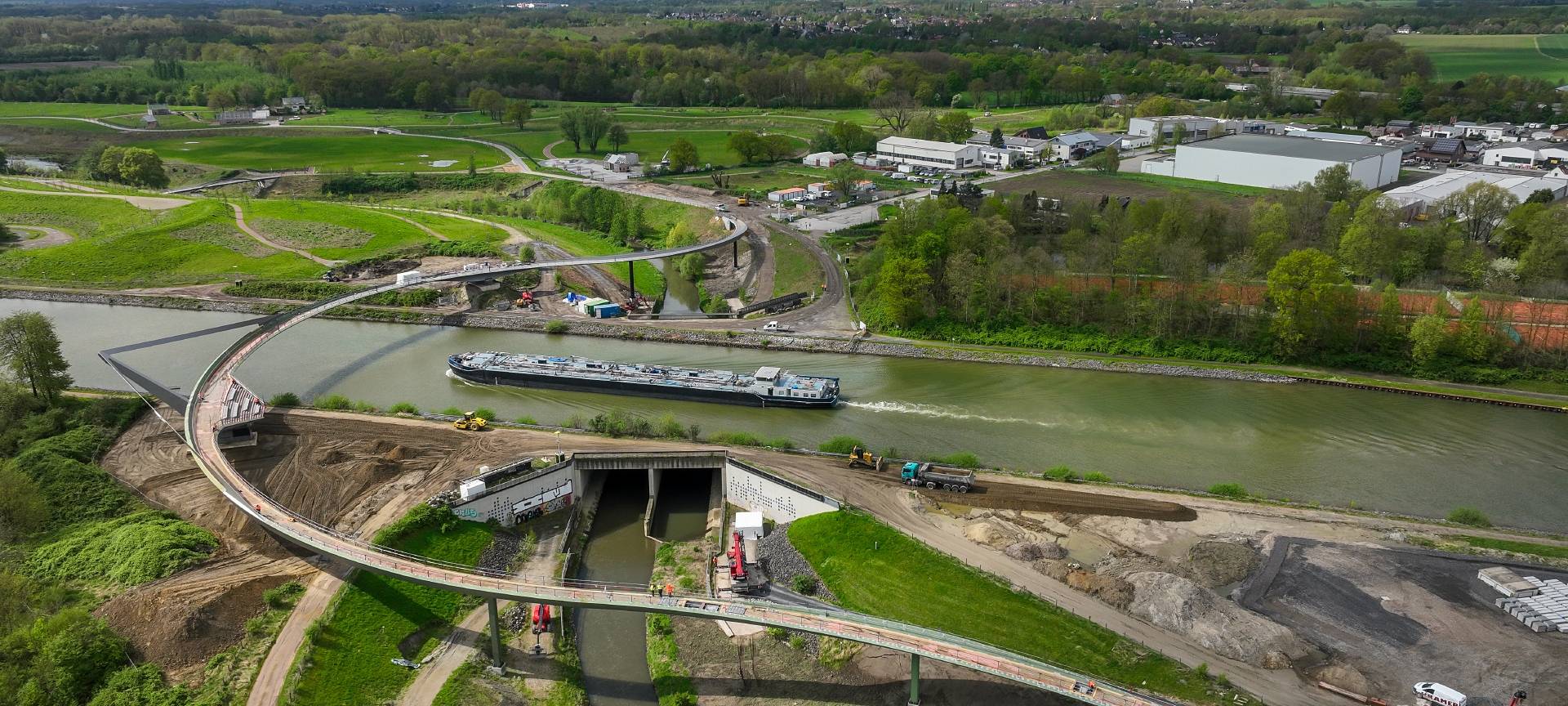 Die Brücke "Sprung über die Emscher" ist geschwungen und mehr als 400 Meter lang.