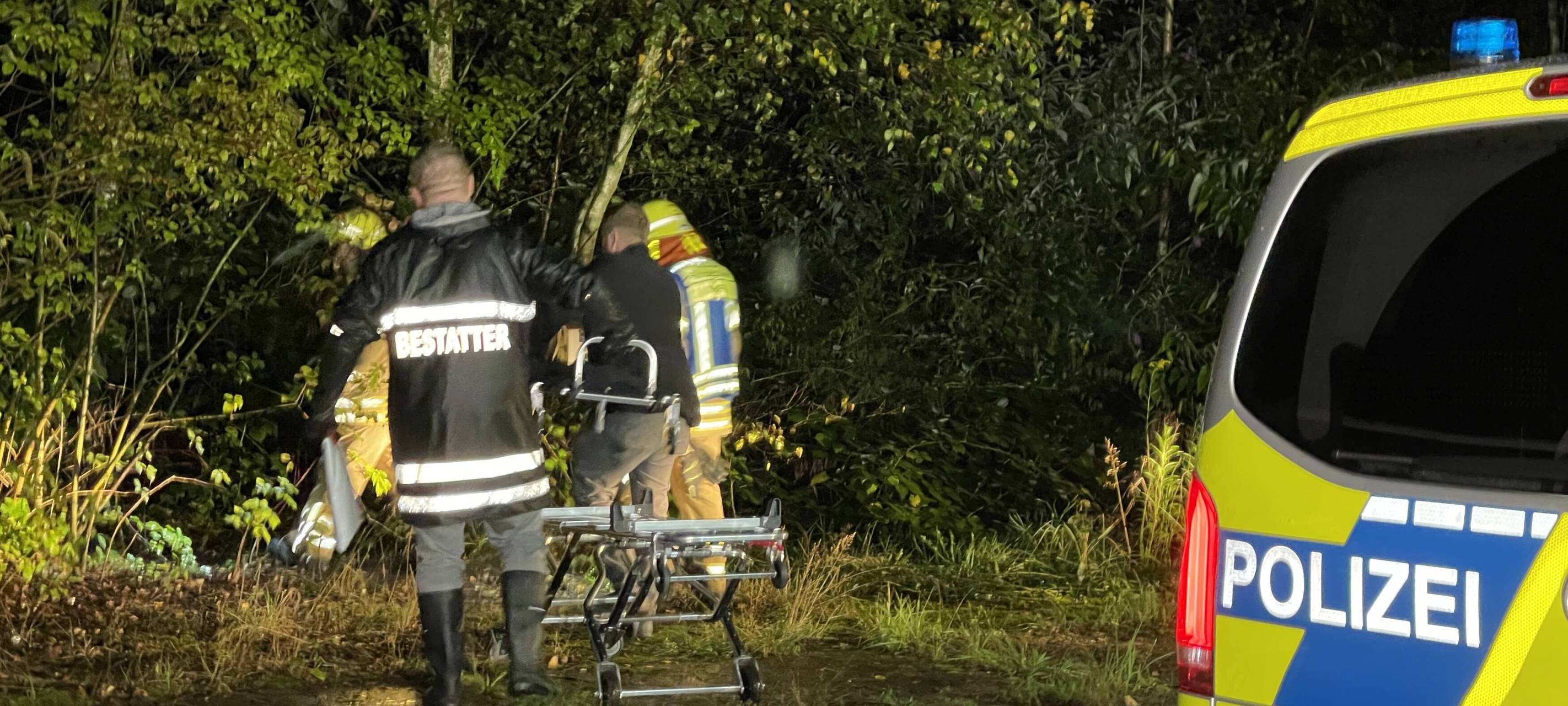 Rettungskräfte und ein Bestatter transportieren die in Recklinghausen gefundene Leiche ab.