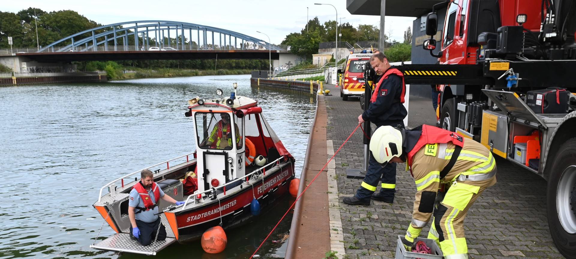 Mülltonne aus Dorstener Kanal gefischt
