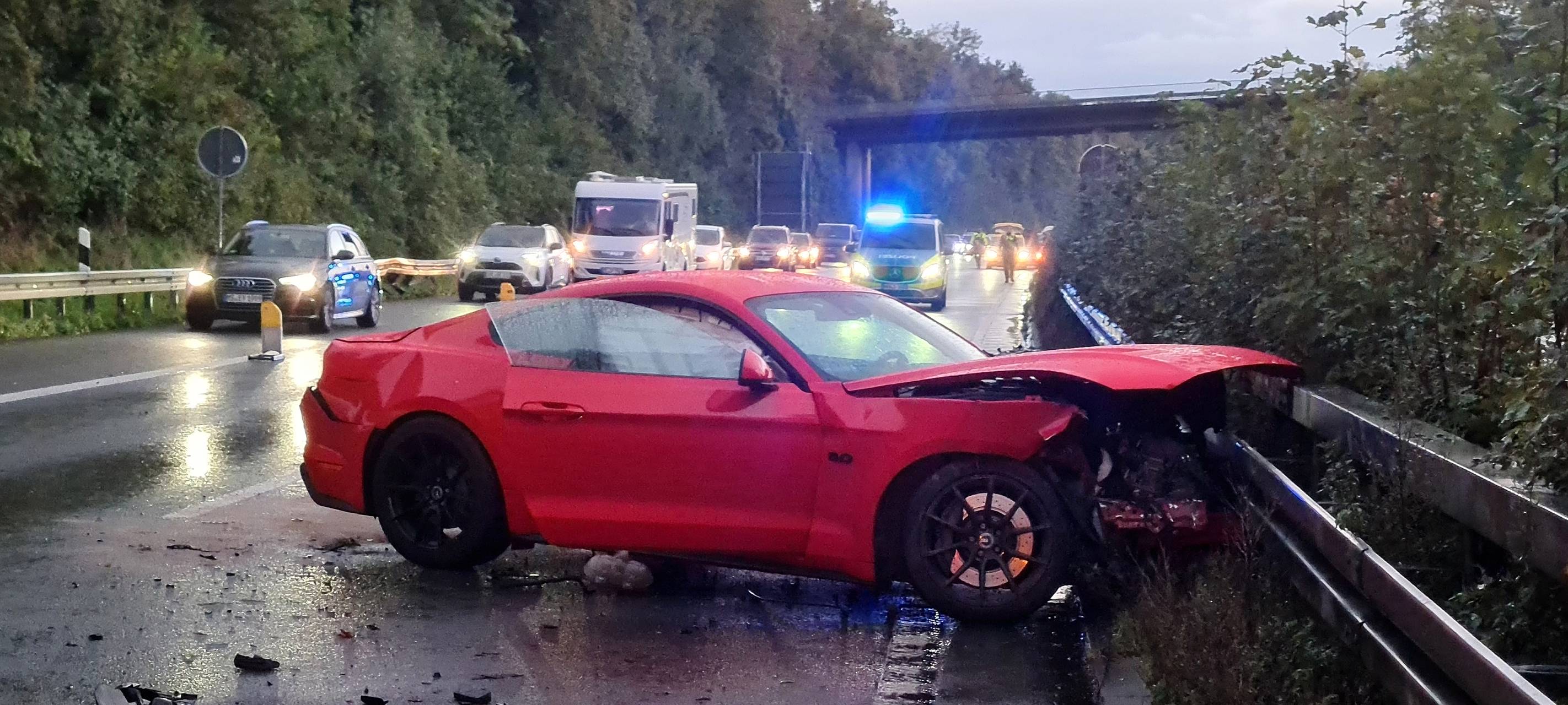 Haltern: Mustang kracht in Leitplanke