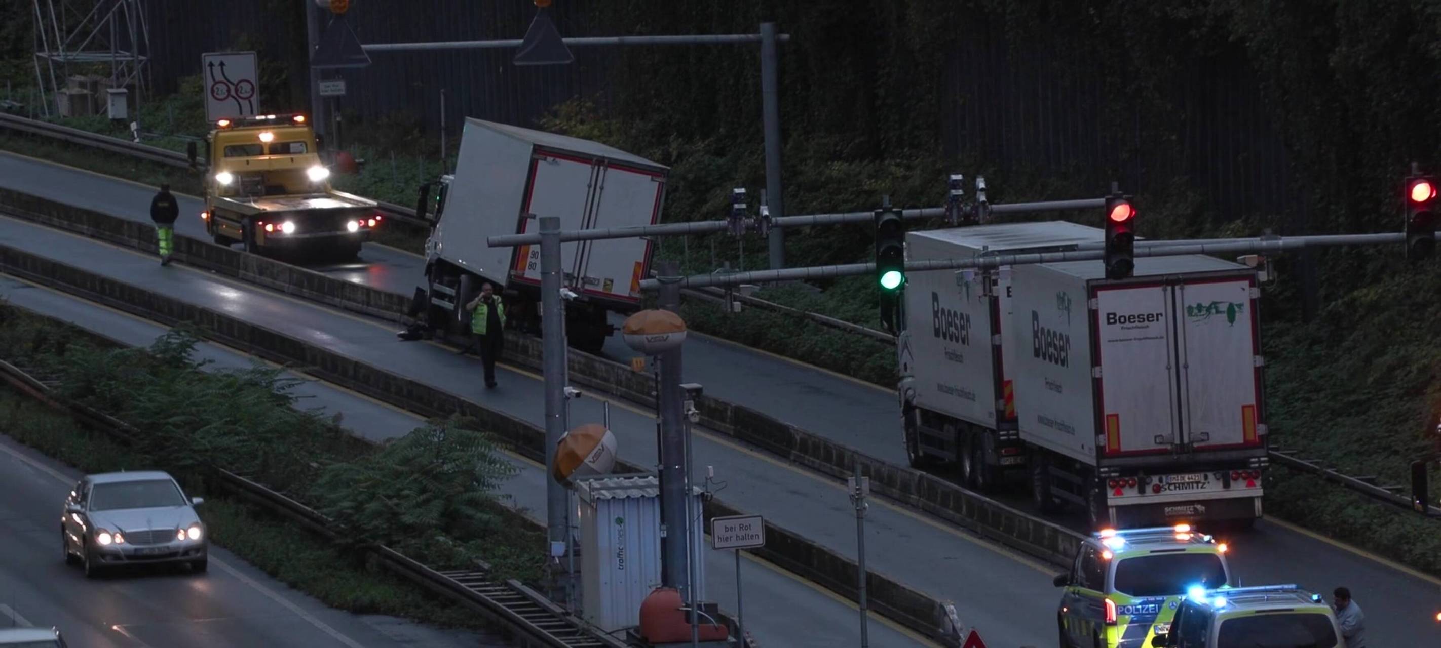 LKW fährt in Schutzwand: A43 bei Herne dicht