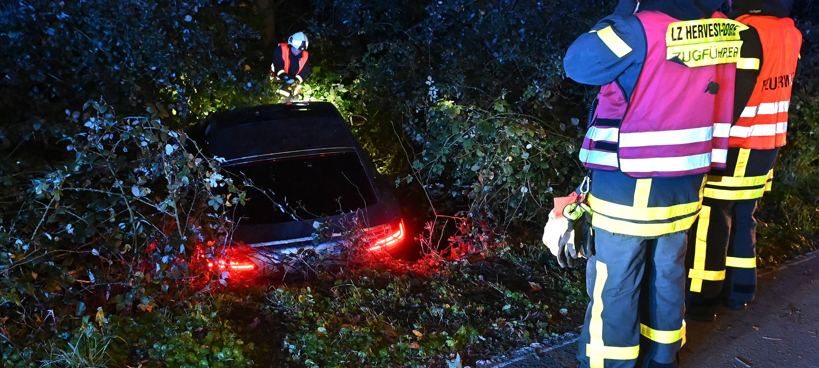 Dorsten: Auto versinkt in Gebüsch