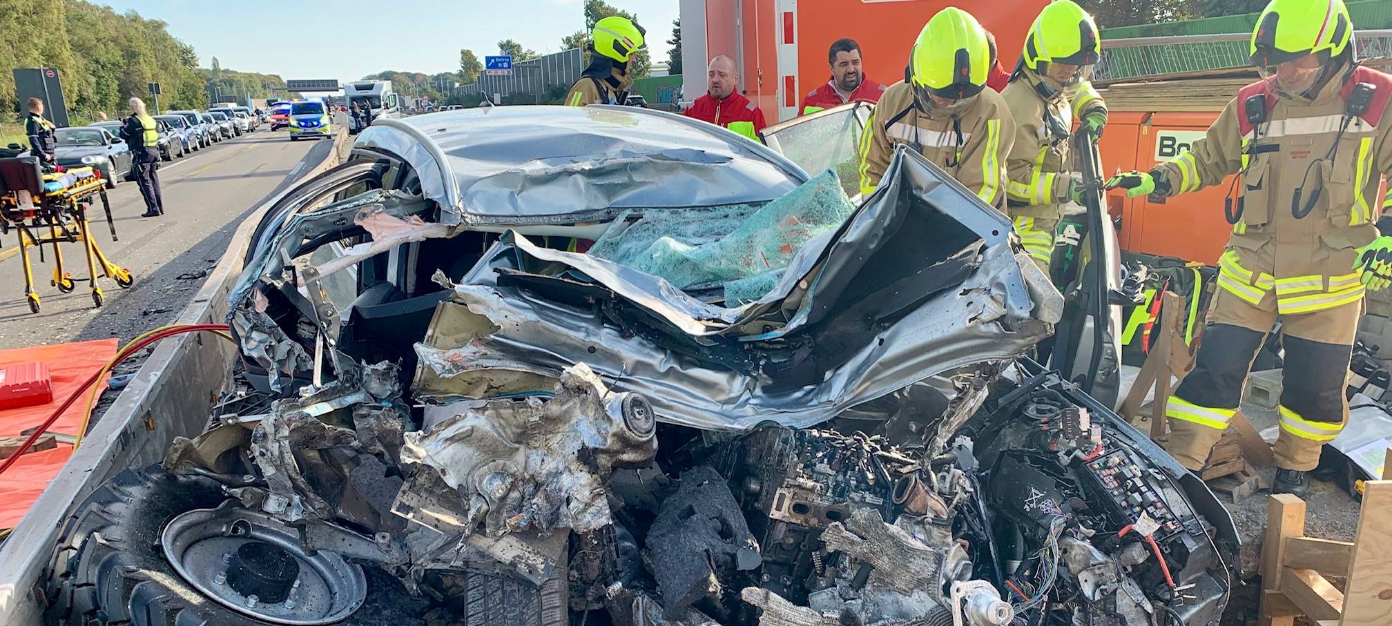 Das Auto wurde durch den Zusammenprall mit einer Baumaschine auf der A2 komplett zerstört.
