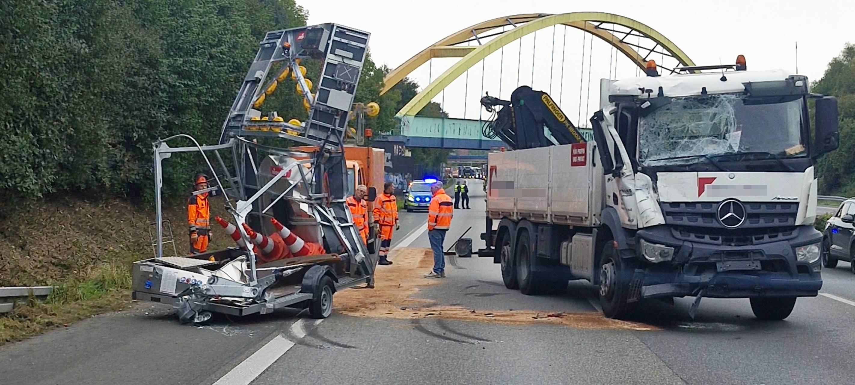 LKW rammt Baustellenfahrzeug auf der A2 bei Gladbeck
