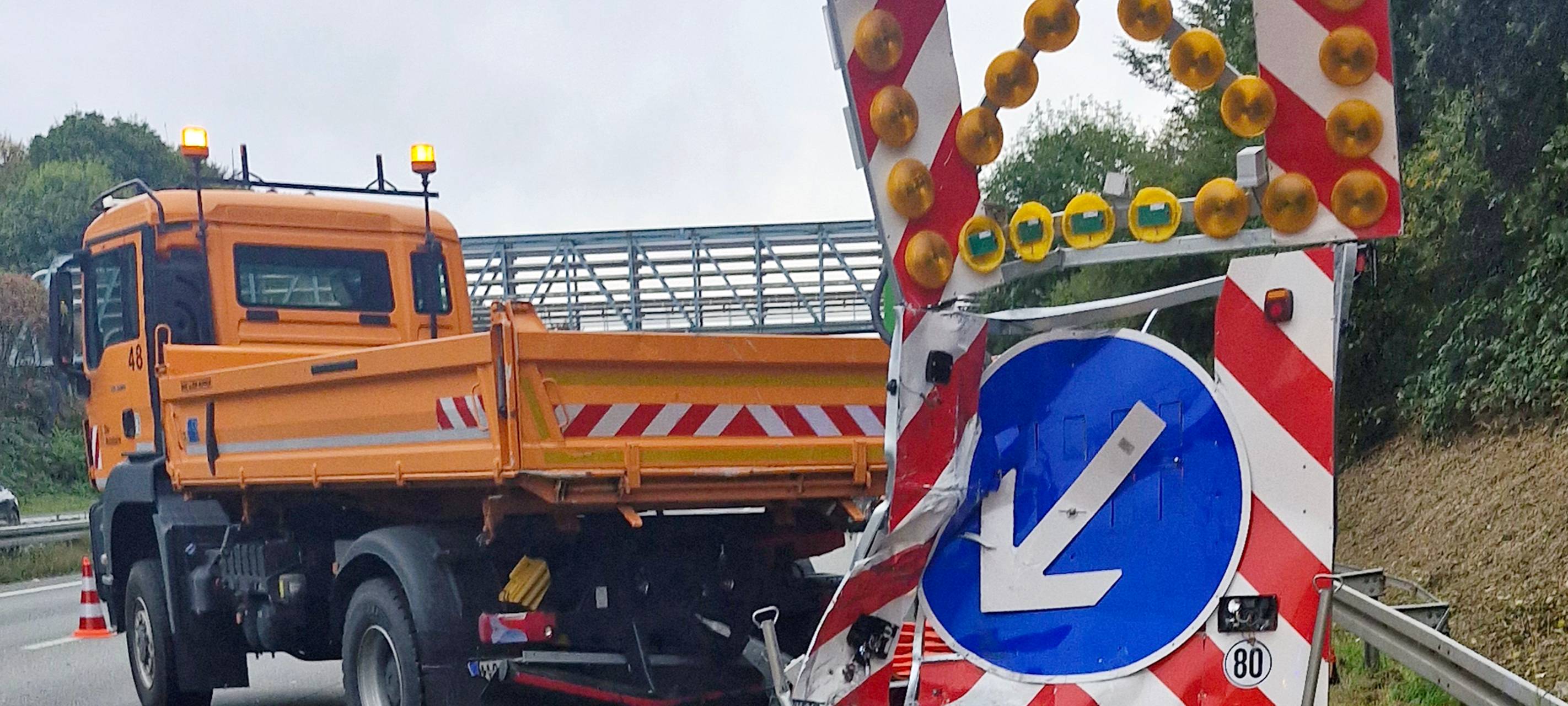 LKW rammt Baustellenfahrzeug auf der A2 bei Gladbeck