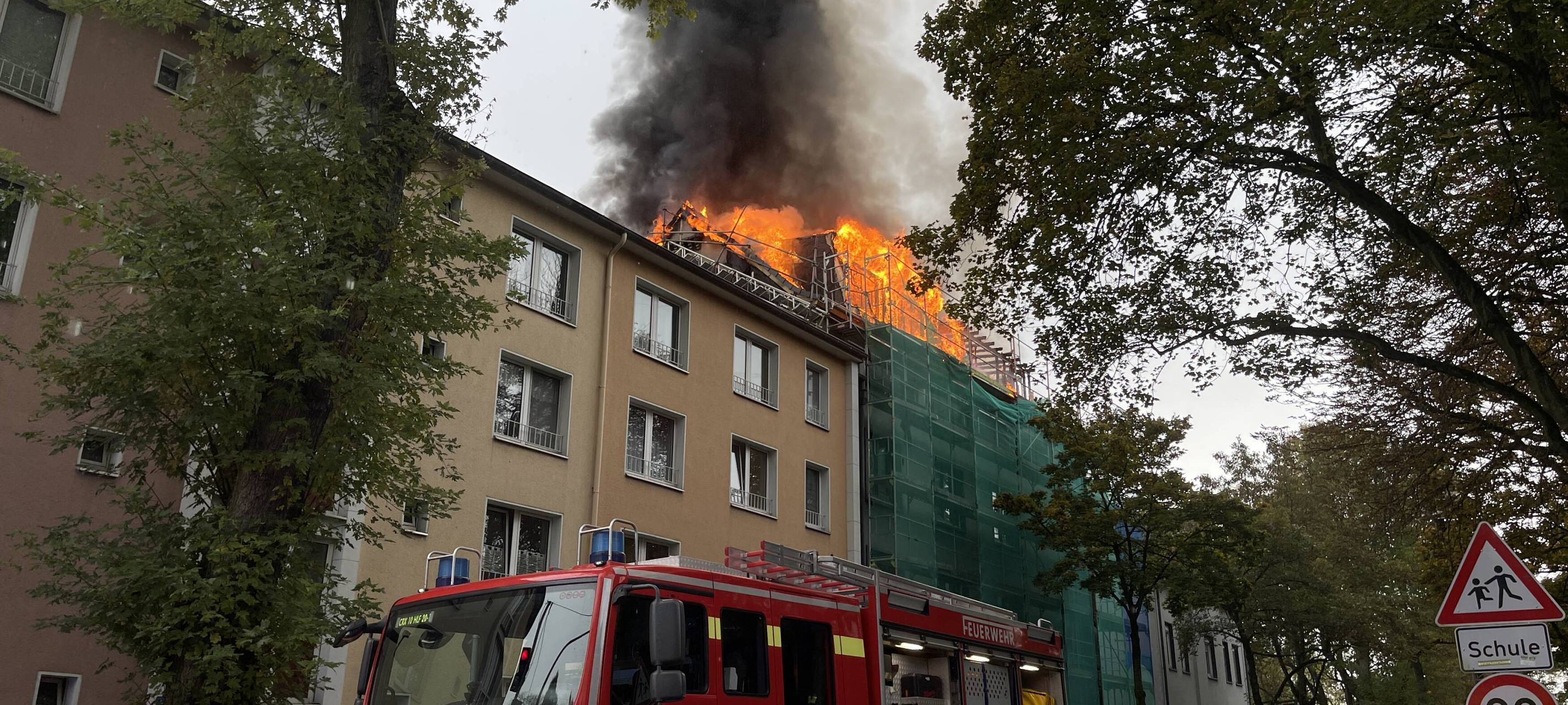 Dachstuhl eines Wohnhauses in Castrop-Rauxel brennt