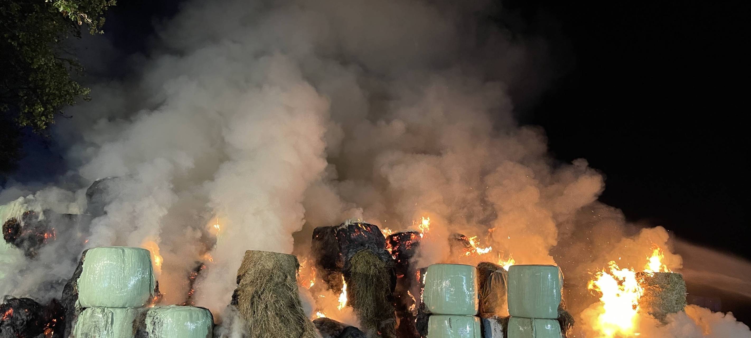 Hunderte Strohballen brennen in Recklinghausen