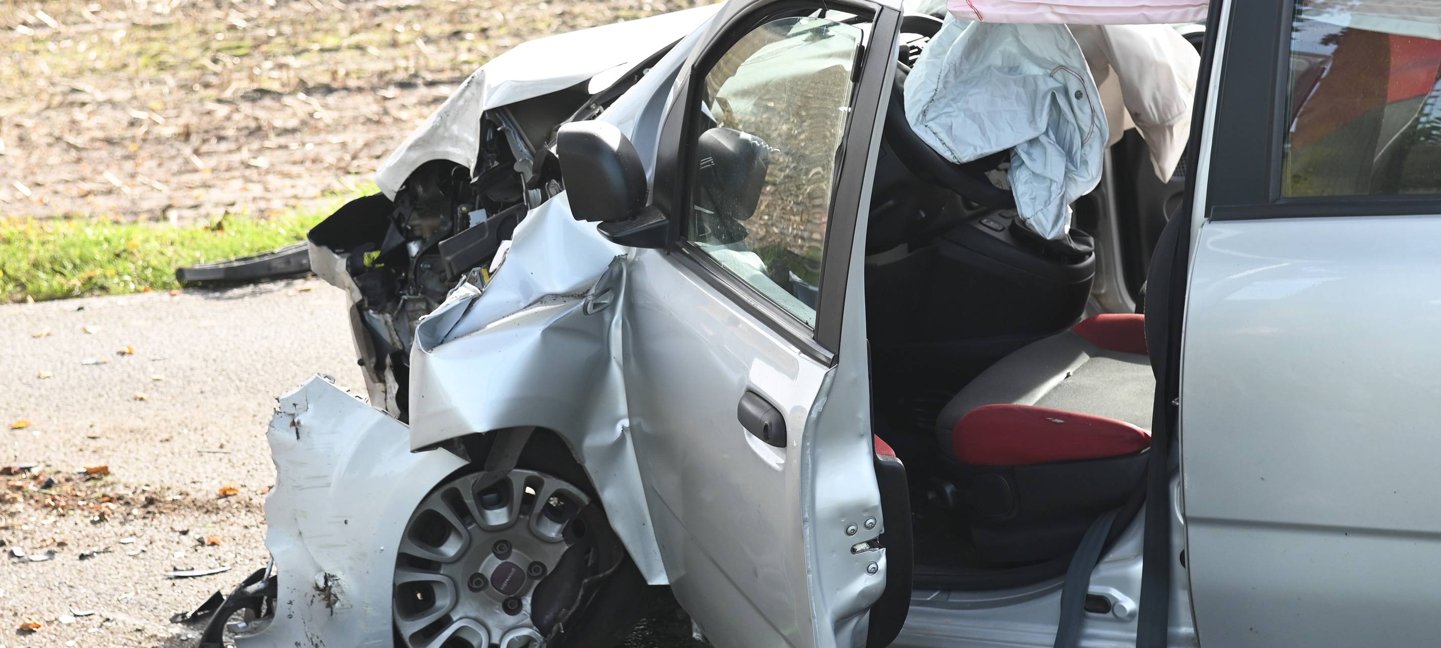 Auto kracht an der Stadtgrenze zu Dorsten gegen Baum