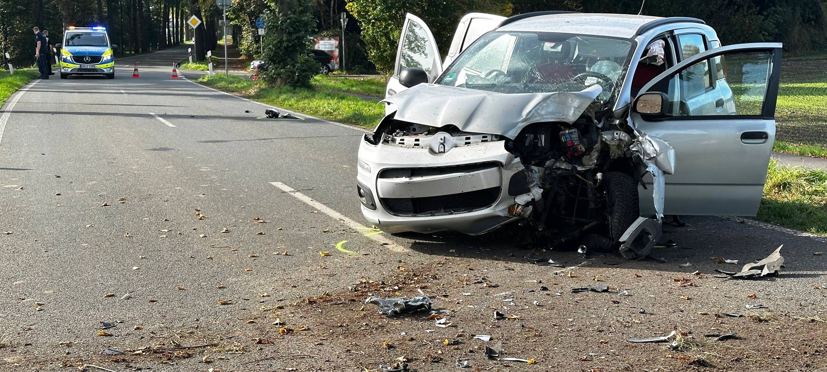 Auto kracht an der Stadtgrenze zu Dorsten gegen Baum