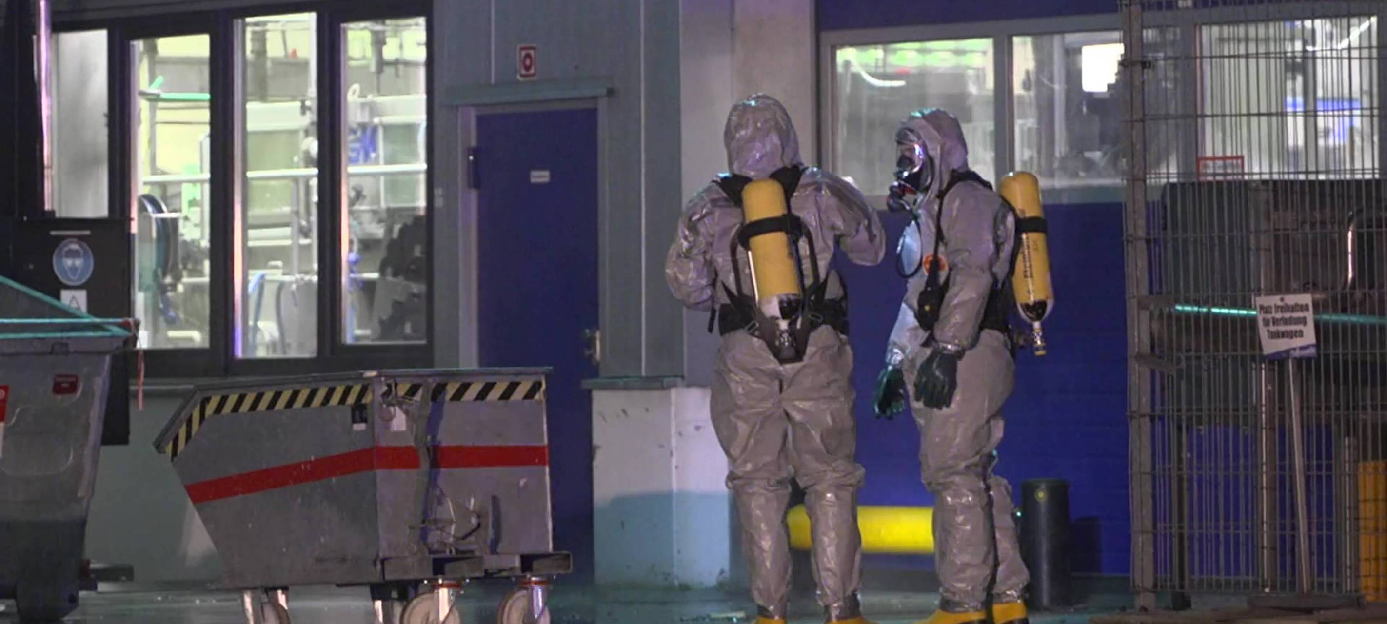 Feuerwehrleute in Schutzanzügen sind bei der Stiftsquelle in Dorsten im Einsatz.