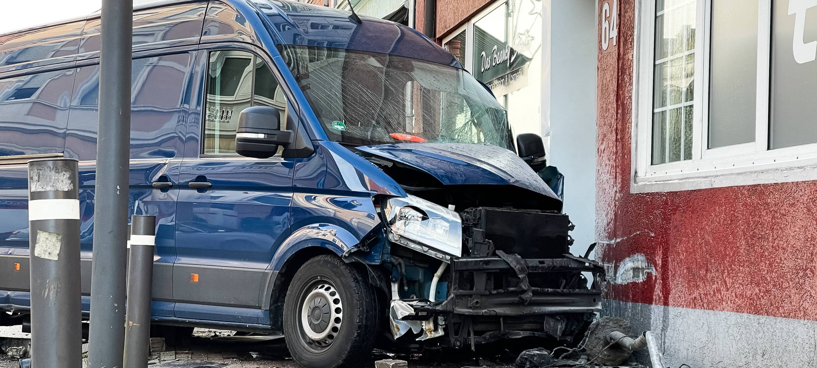 Herten: Transporter kracht gegen Hauswand