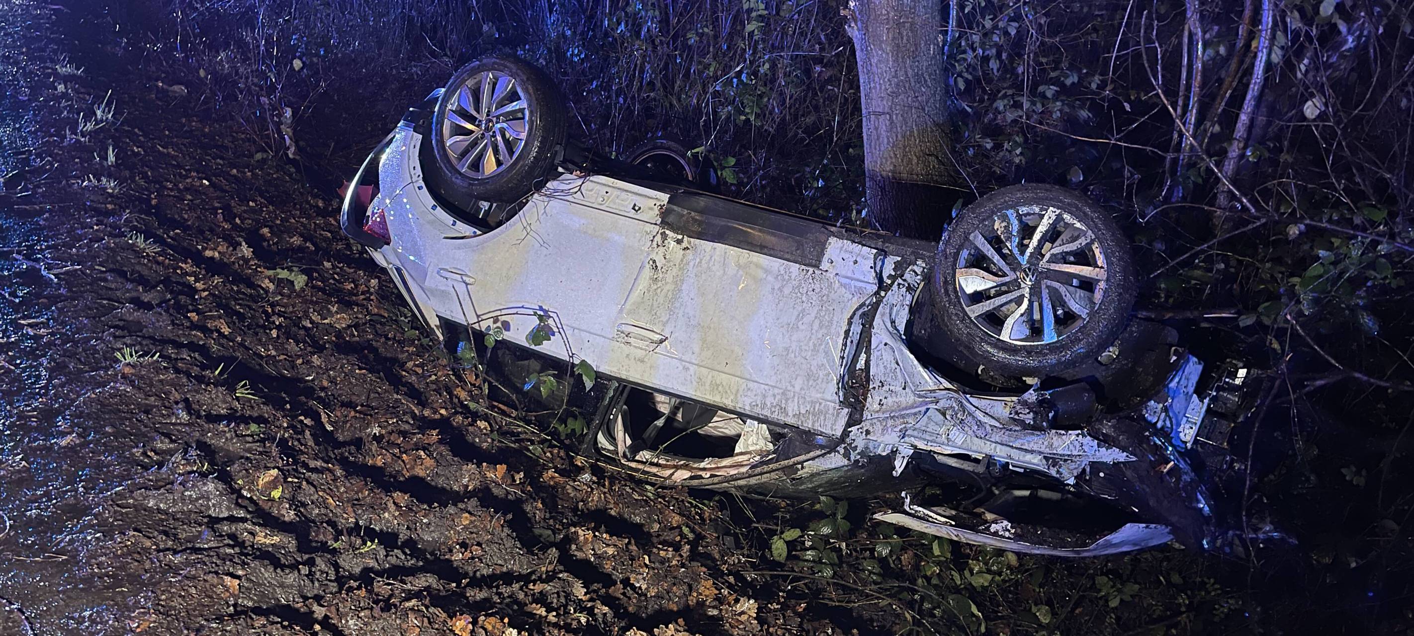 Einer der beiden Unfallwagen überschlug sich und landete im Graben auf dem Dach.