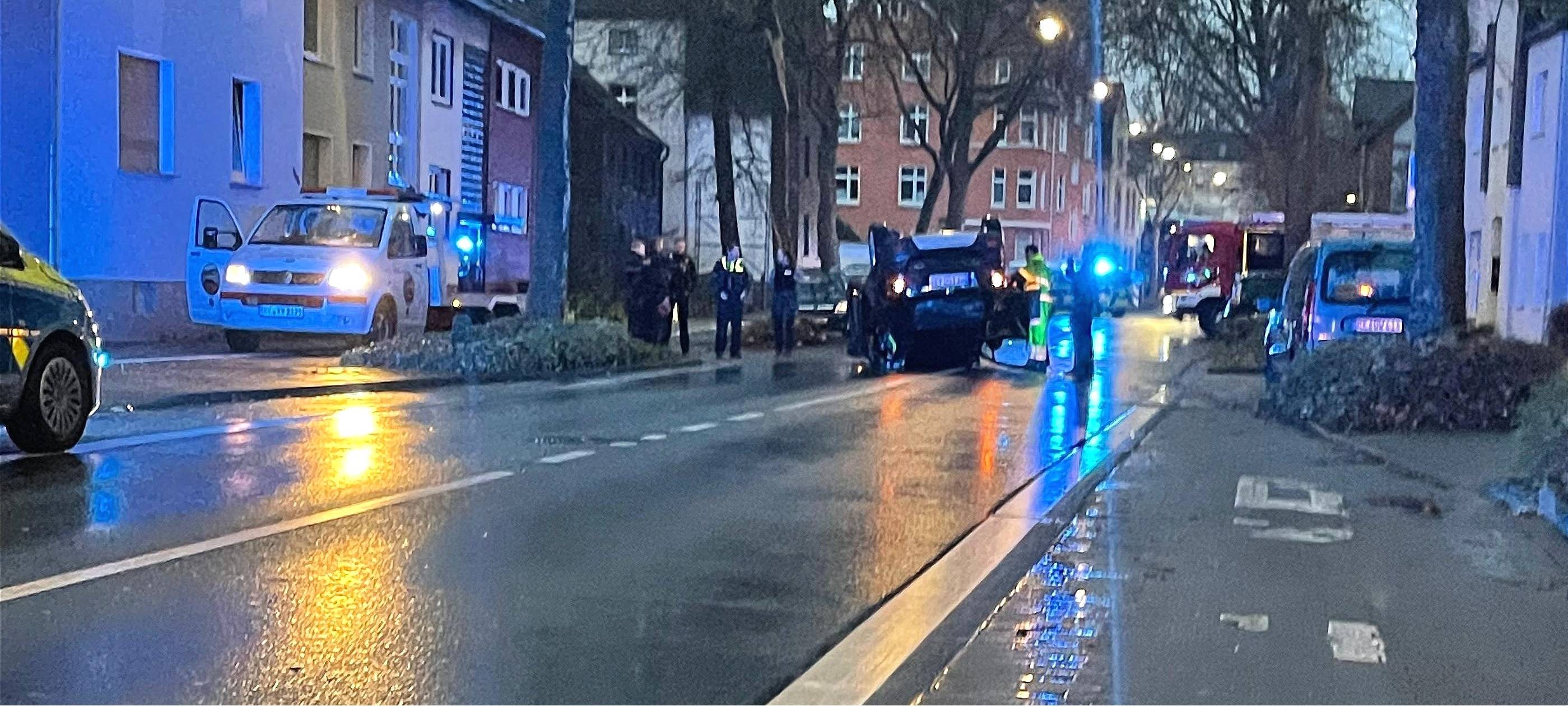 Auto landet auf Dach in Recklinghausen