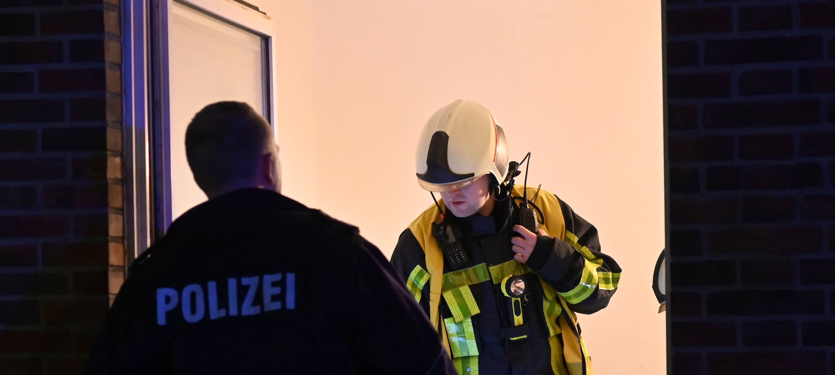 Polizei und Feuerwehr untersuchen das Fenster in der Dorstener Innenstadt, durch das der Böller geworfen wurde.