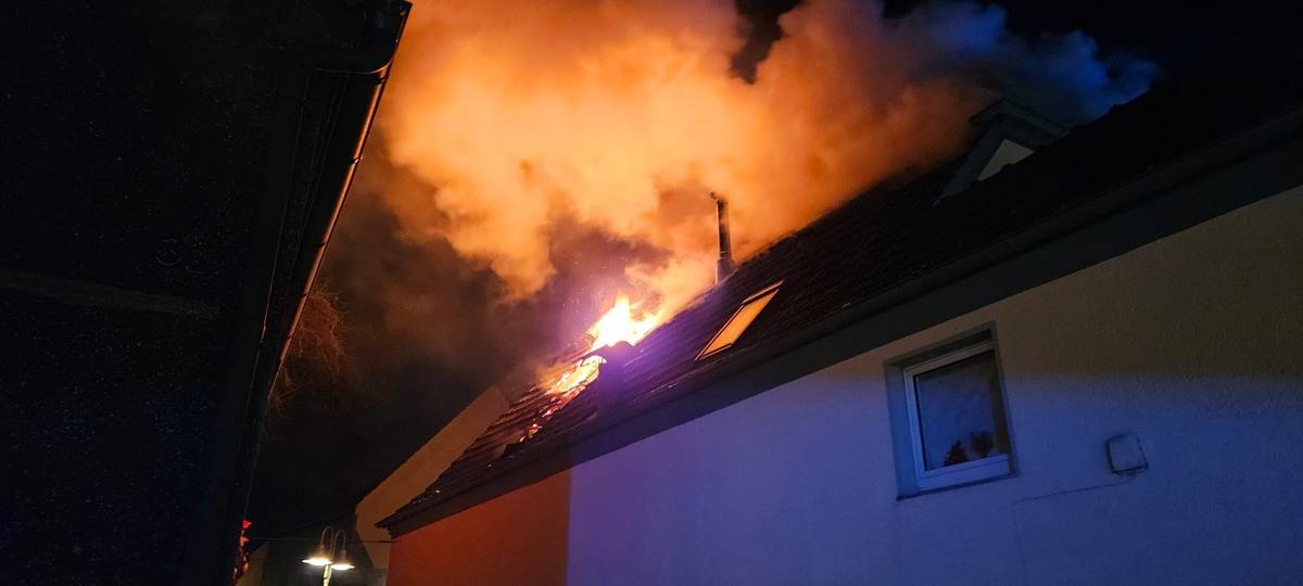 Hohe Flammen schlugen aus dem Haus in Datteln-Ahsen.