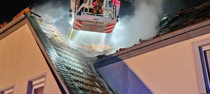 Die Feuerwehr Datteln musste das Dach öffnen, um an den Brandherd zu kommen.