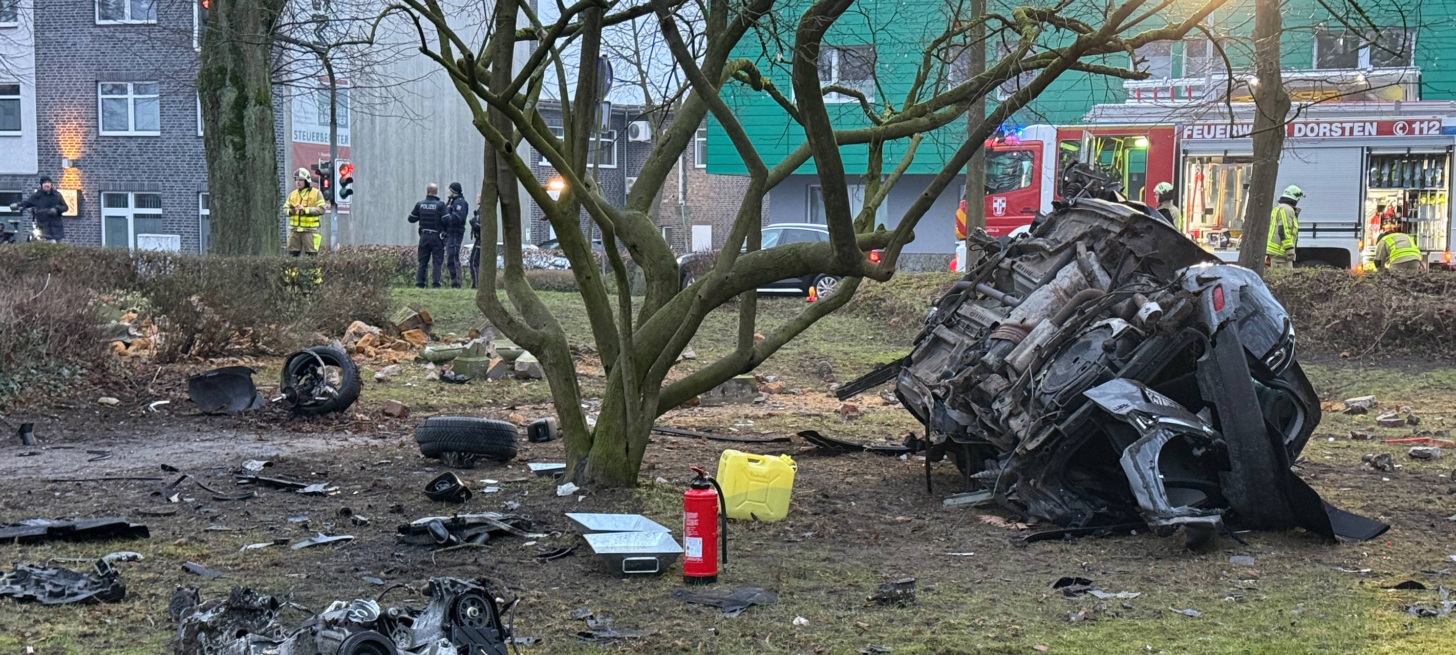 Dorsten: Autofahrer kracht in Denkmal