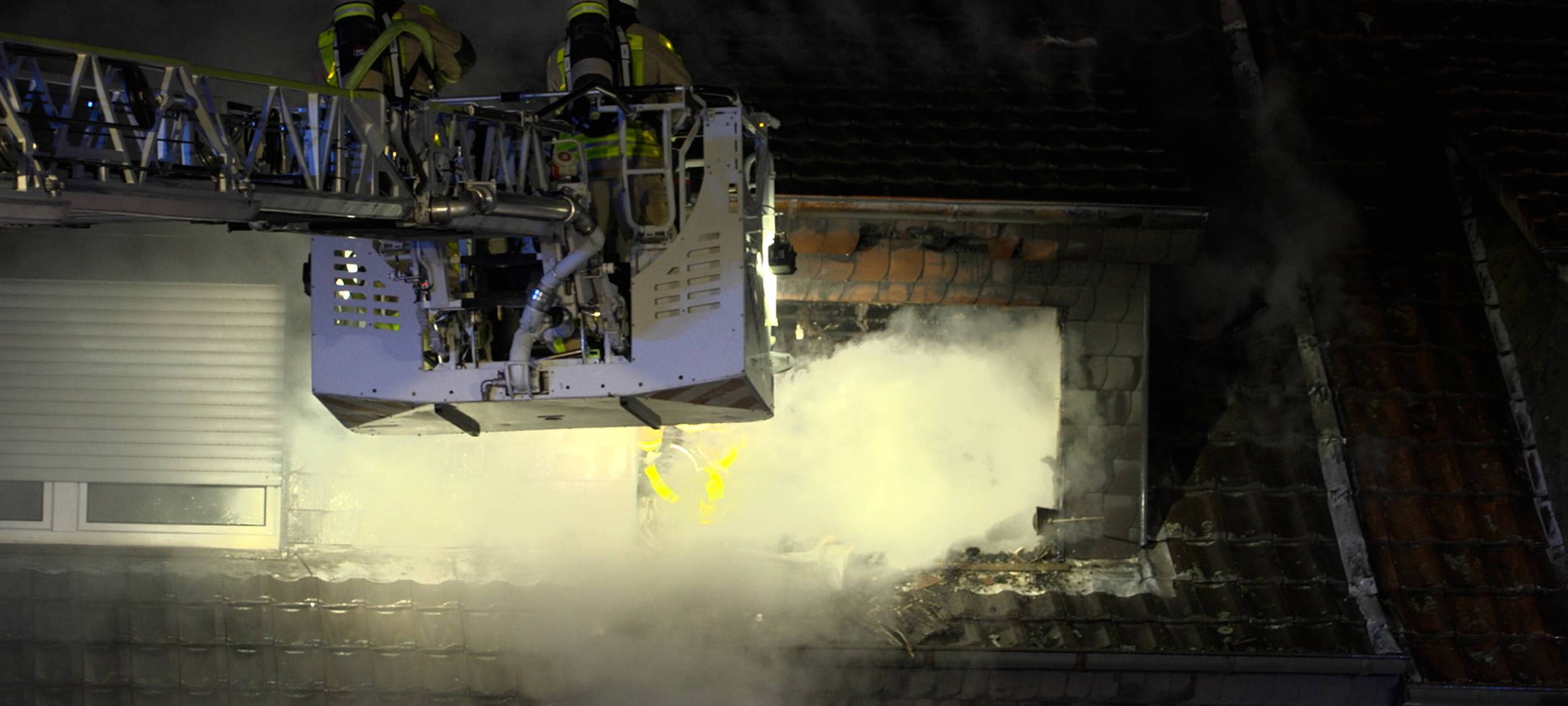 Die Feuerwehr versuchte unter anderem von ein Drehleiter aus, das Feuer in dem Dorstener Wohnhaus zu löschen.