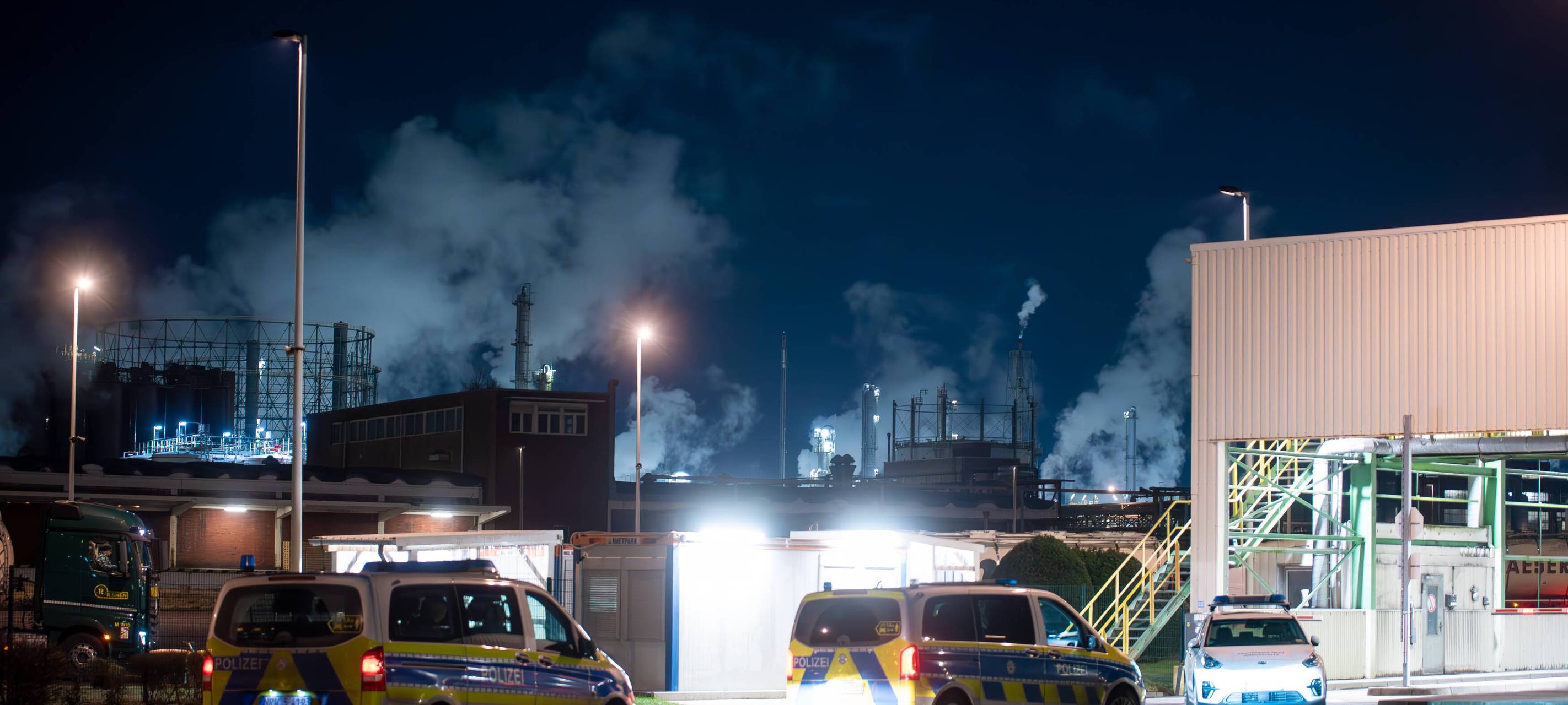 Die Polizei war mit mehreren Einsatzwagen auf dem gesamten Chemiepark-Gelände in Marl im Einsatz.