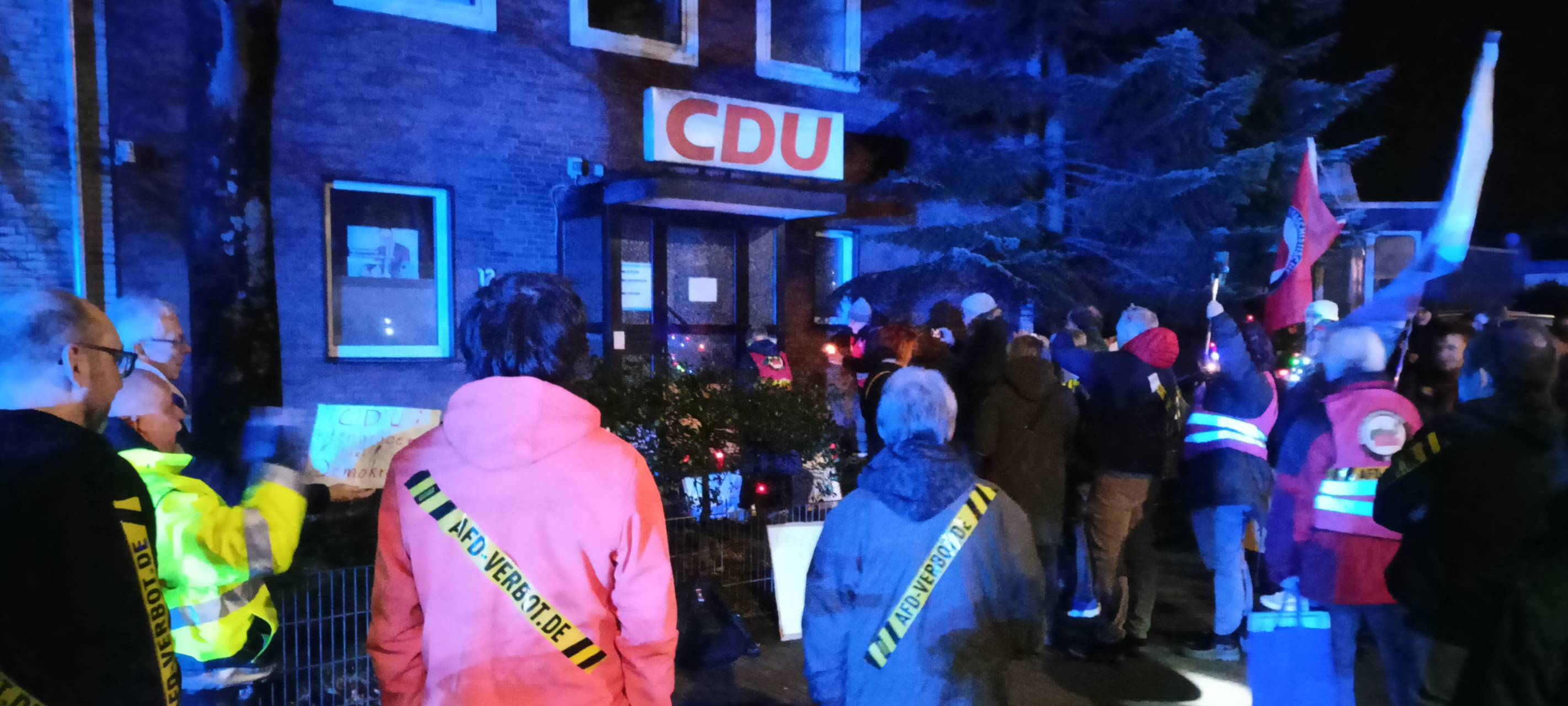 Mehrere Menschen zogen mit Plakaten vor das CDU-Büro in der Recklinghäuser Innenstadt.