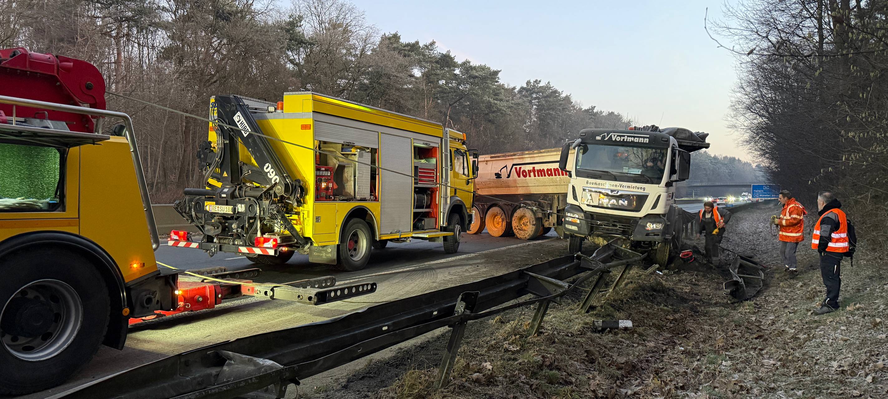 LKW blockiert A52 bei Marl