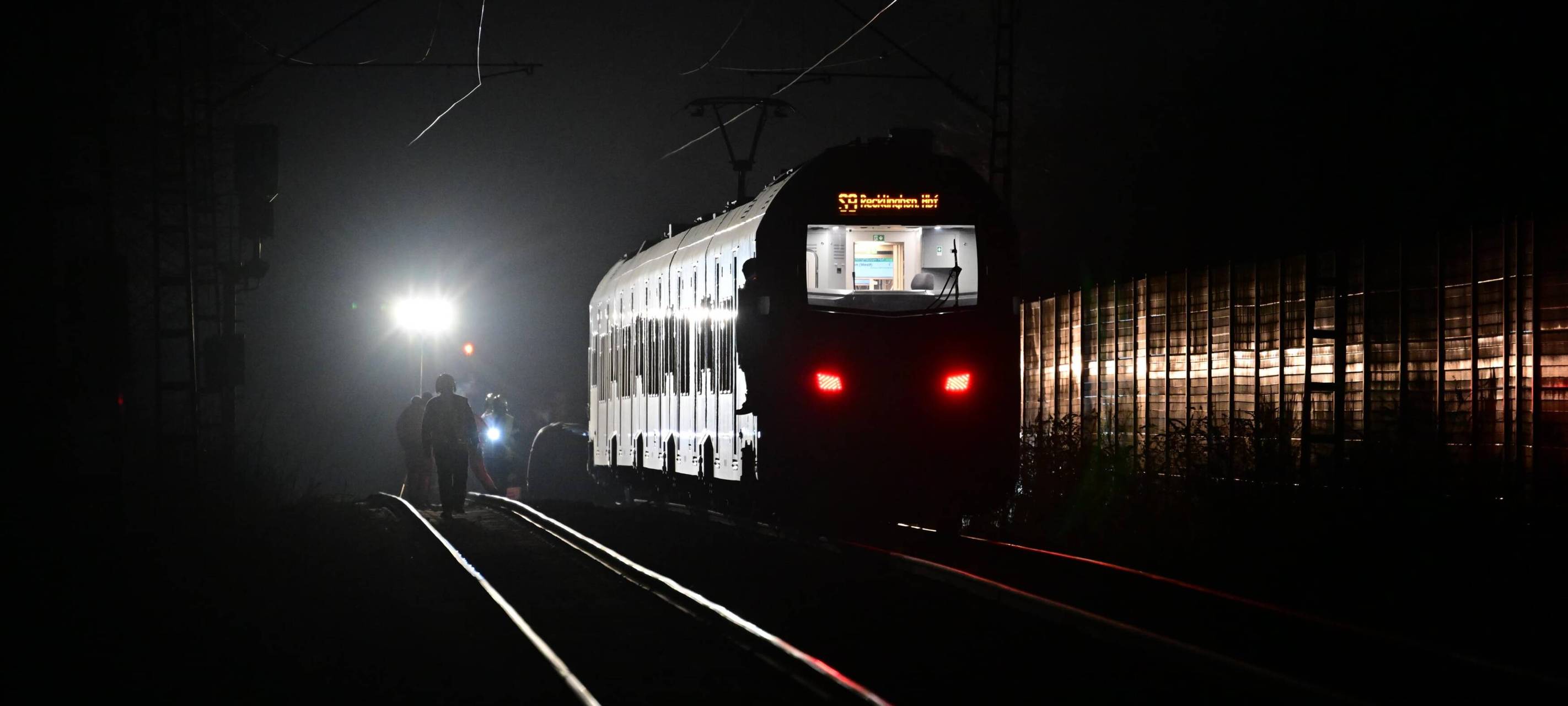 Die S9 erfasste den PKW am Bahnübergang in Herten-Westerholt.
