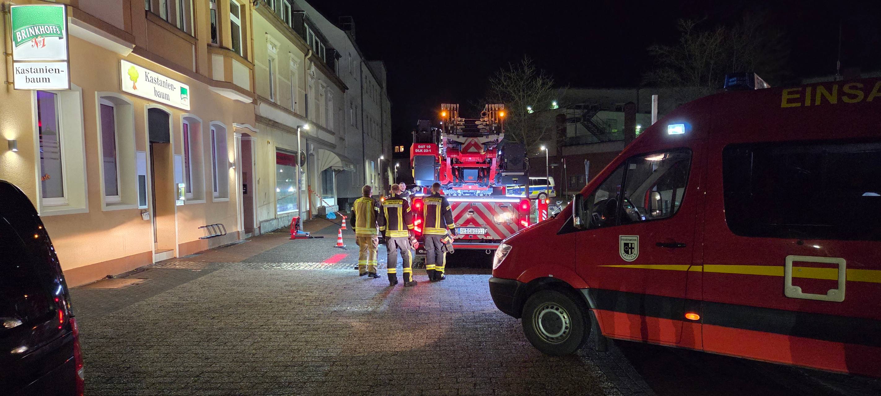 Die Feuerwehr sperrte den Bereich rund um das von Buttersäure betroffene Haus in der Dattelner Innenstadt ab.
