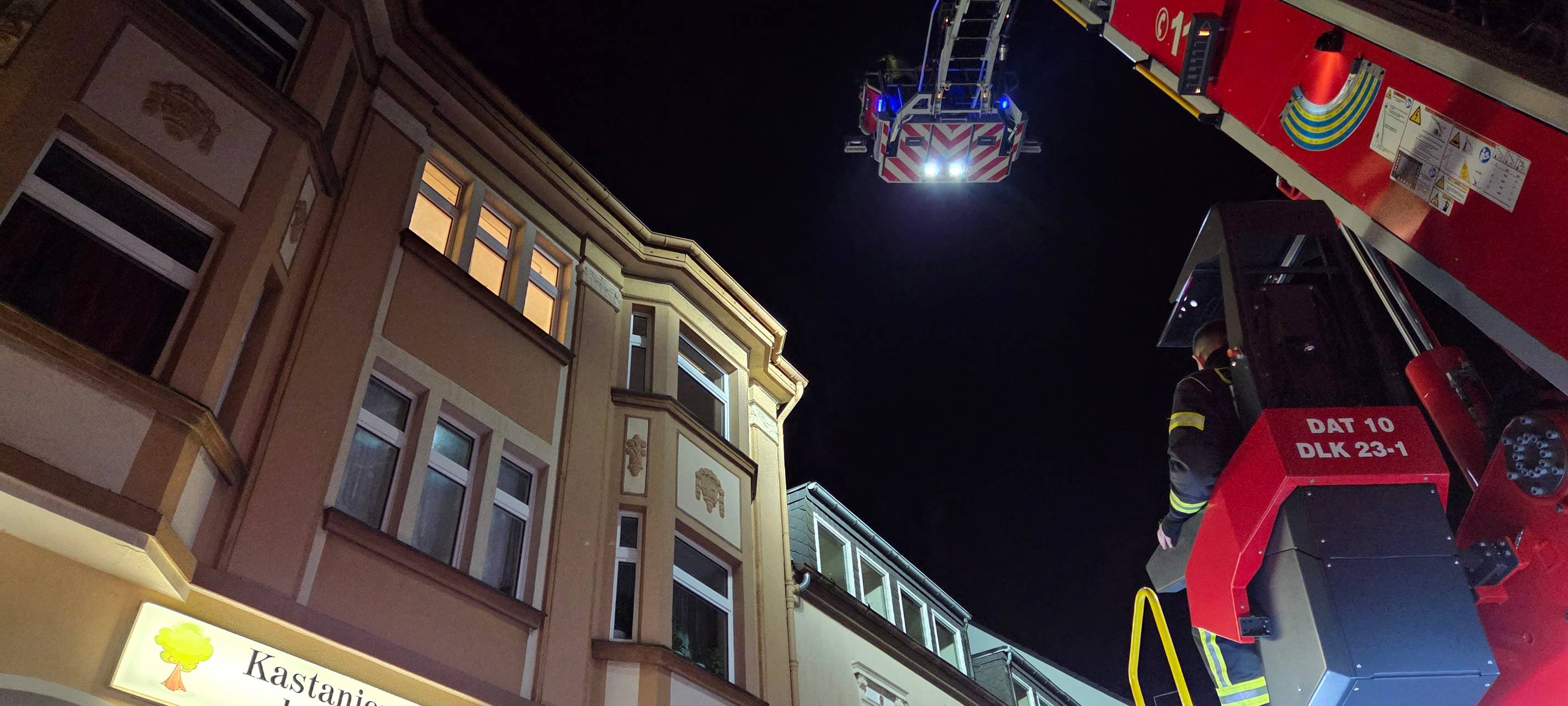 Die restlichen Bewohner des Hauses in Datteln wurden über die Drehleiter informiert, dass sie in den Wohnungen verbleiben sollen.