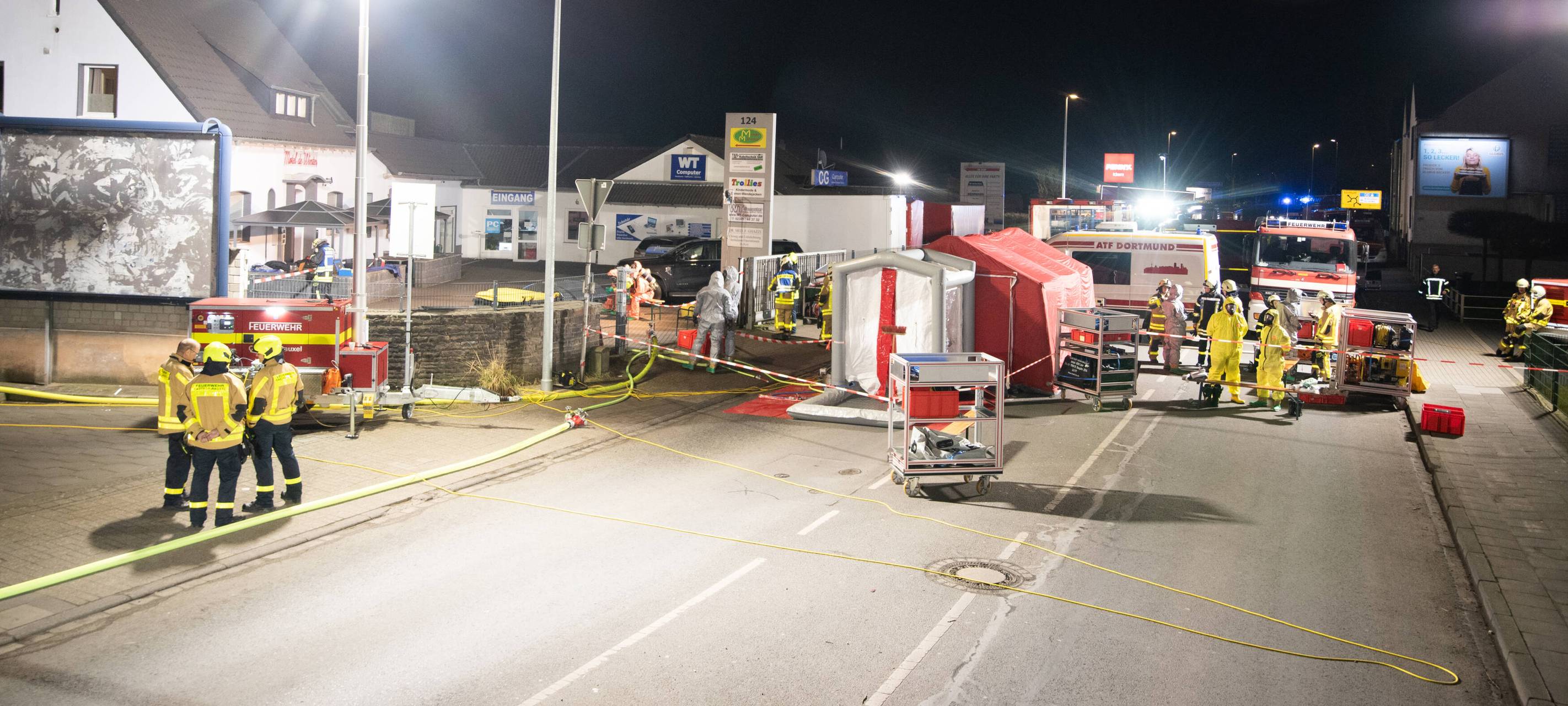 Vor dem Motel in Castrop-Rauxel baute die Feuerwehr unter anderem Schutzzelte auf.