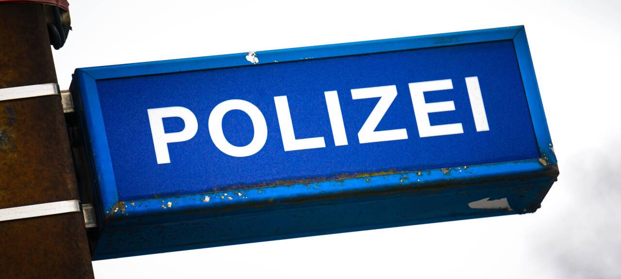 Ein Schild weist auf eine Polizeistelle hin.