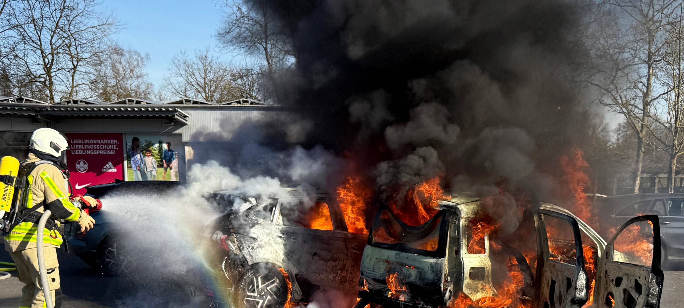 Autos brennen am Wulfener Markt in Dorsten