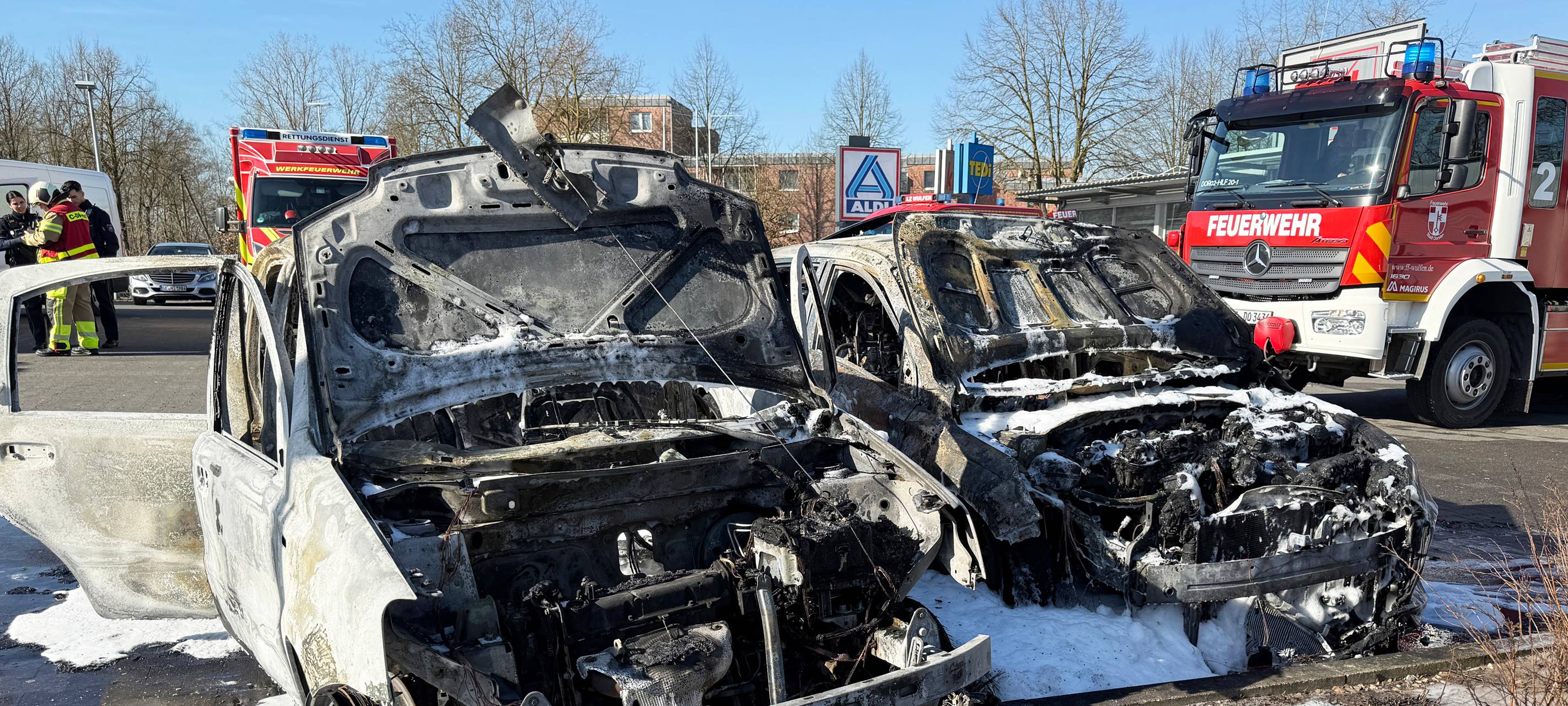 Autos brennen am Wulfener Markt in Dorsten