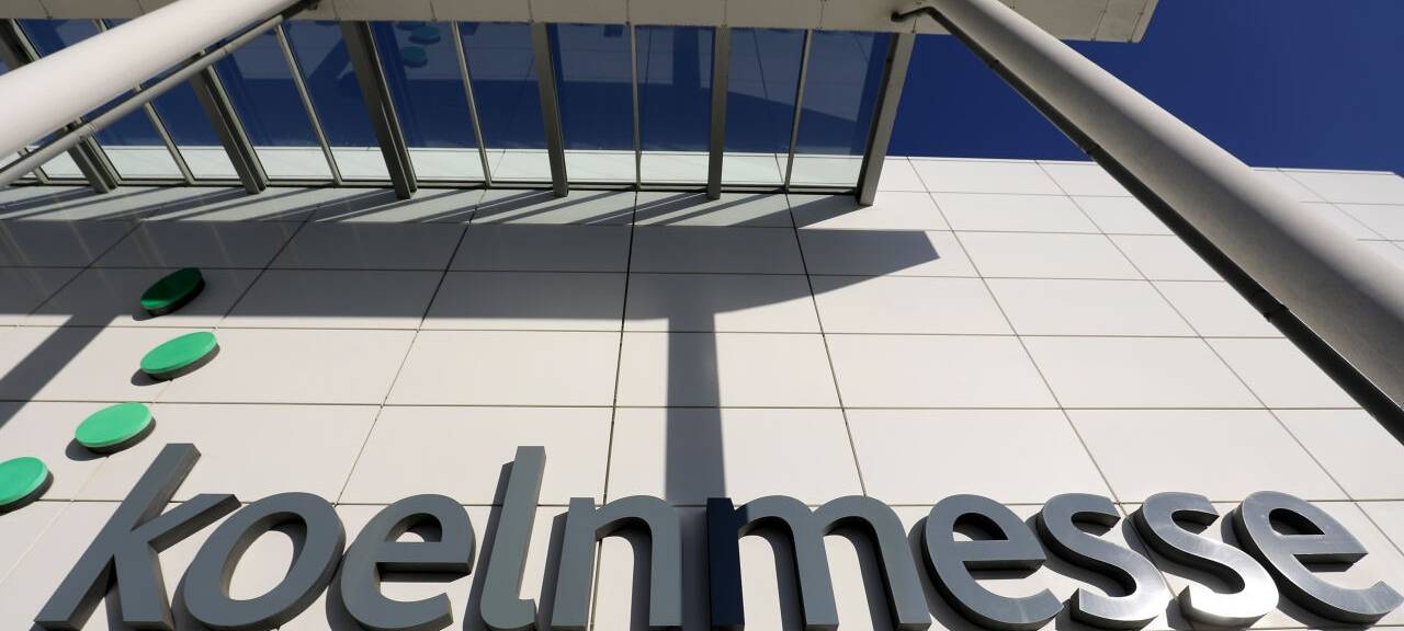 Das Logo der Kölnmesse am Eingang der Messe. Abgesagt oder verschoben - so lautet der Status vieler Messen in Nordrhein-Westfalen wegen Corona und das kann zu einem dicken Minus führen. «Einbußen in Millionenhöhe» seien beispielsweise bei der Kölnmesse zu erwarten, teilte ein Sprecher auf Anfrage mit. Alleine in Köln wurden fünf Messen abgesagt ...